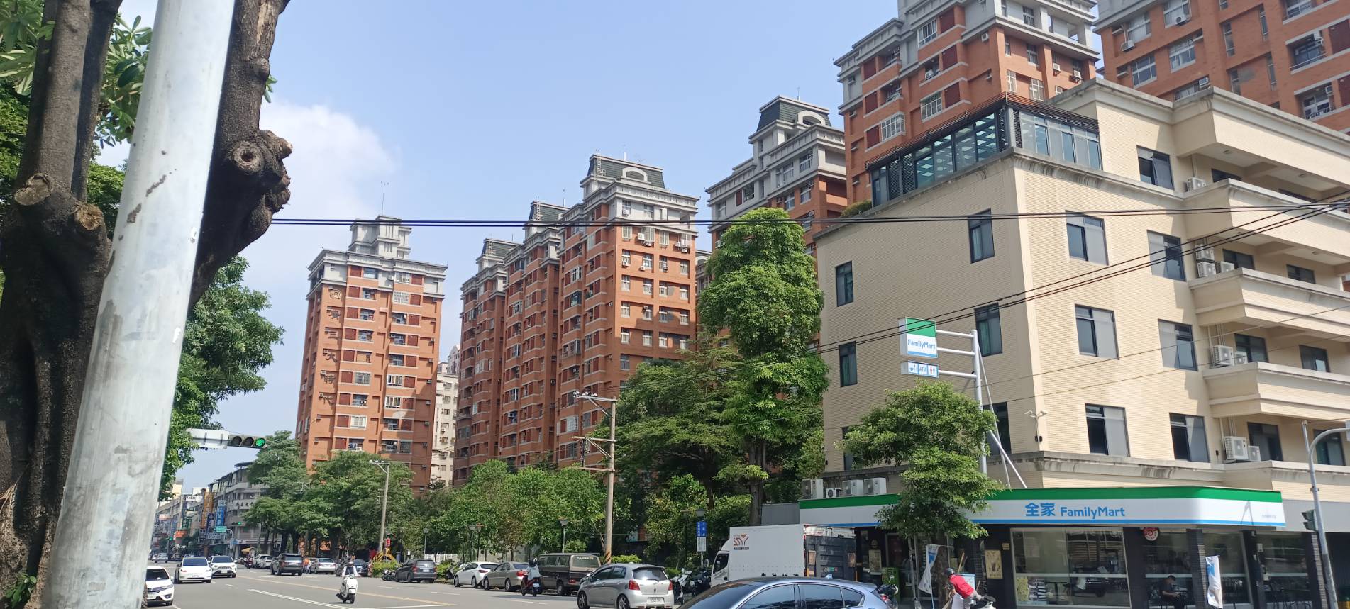 住戶代表澄清,台中廣三大時代社區過去曾淪為八大行業場所,是張達錩協助改善社區,還給住戶清新居住環境。(保全業全國聯合會提供)