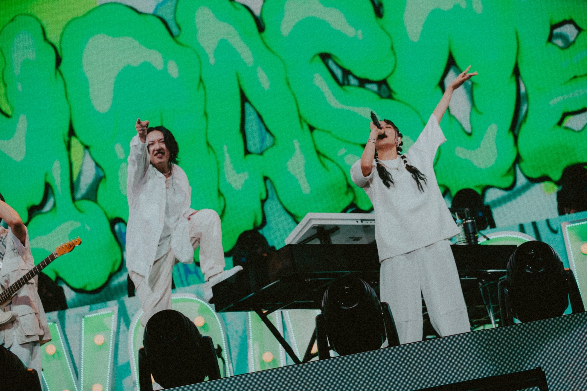 由Ayase（左）與ikura組成的「YOASOBI」即將於明年一月來台舉辦個唱。（翻攝自YASOBI Twitter）