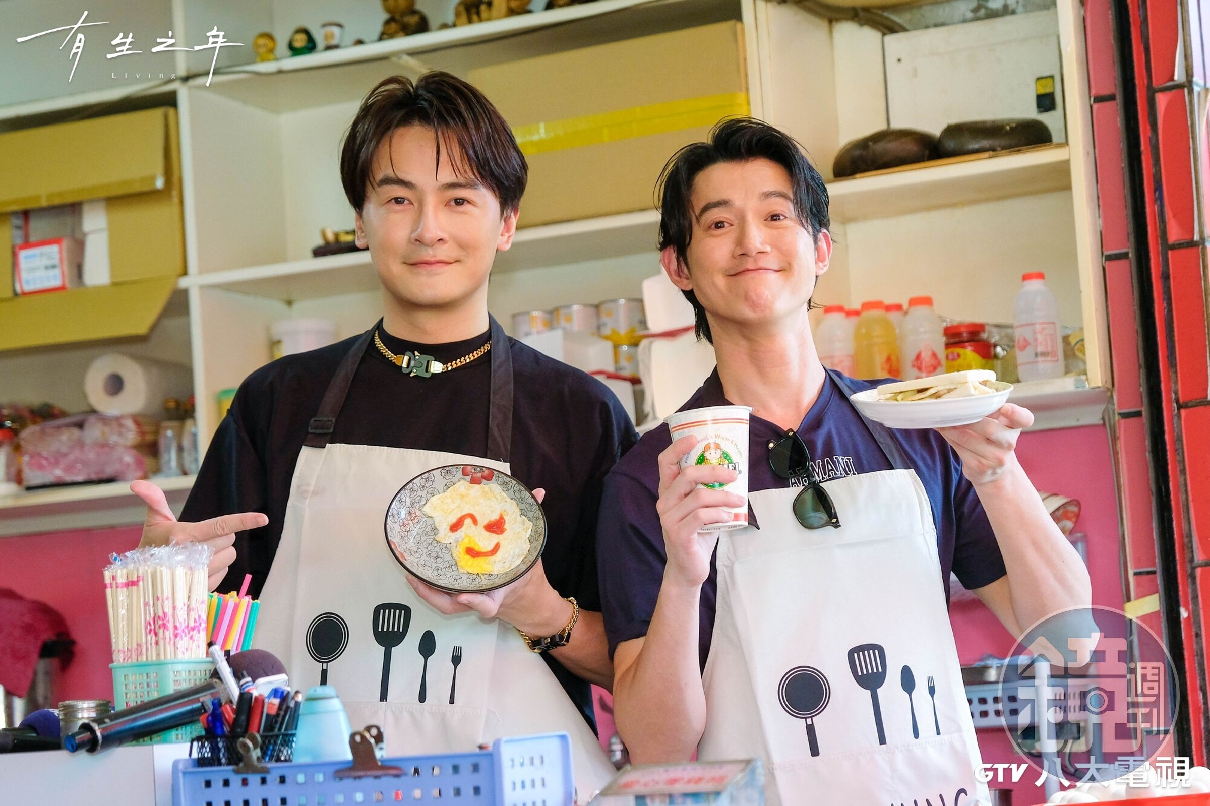 吳慷仁與鄭元暢今（19）日重回《有生之年》劇中場景的早餐店。（八大提供）