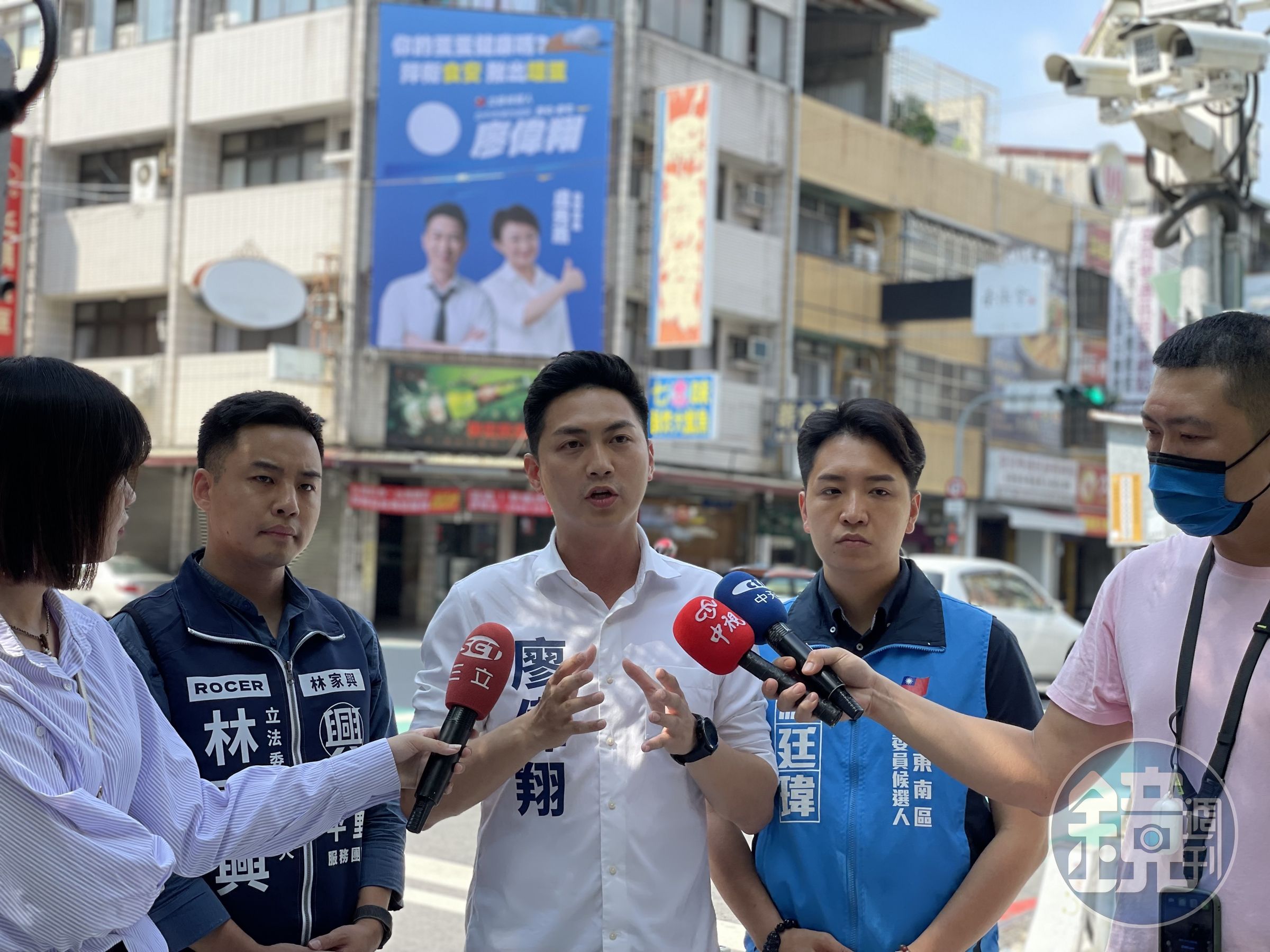 國民黨台中市立委參選人廖偉翔等3人,9日在台中市南屯區掛上全台首面護食安看板。(國民黨立委參選人廖偉翔提供)