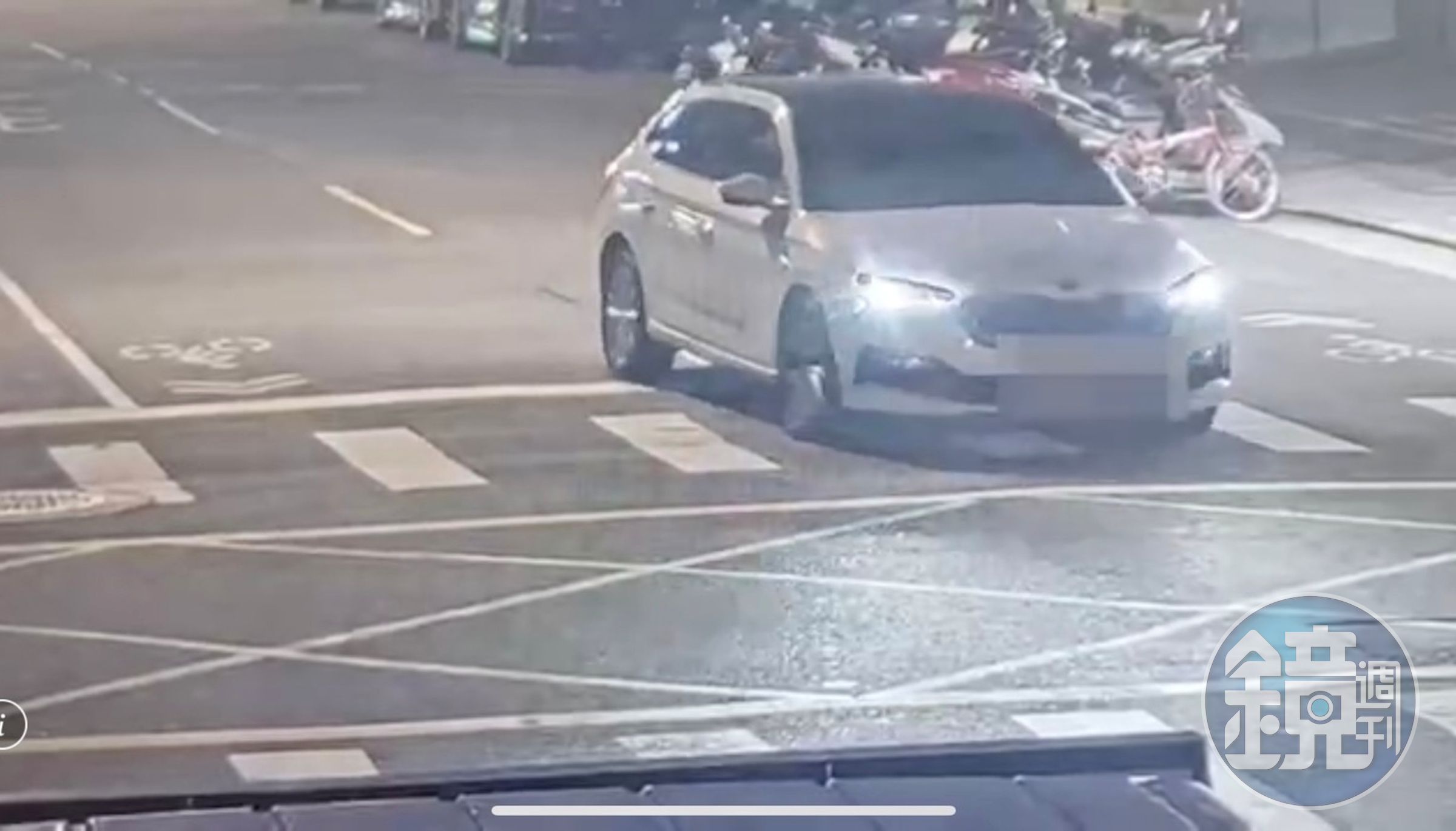 陳男最後不勝酒力將車停在路中間呼呼大睡。(翻攝畫面)