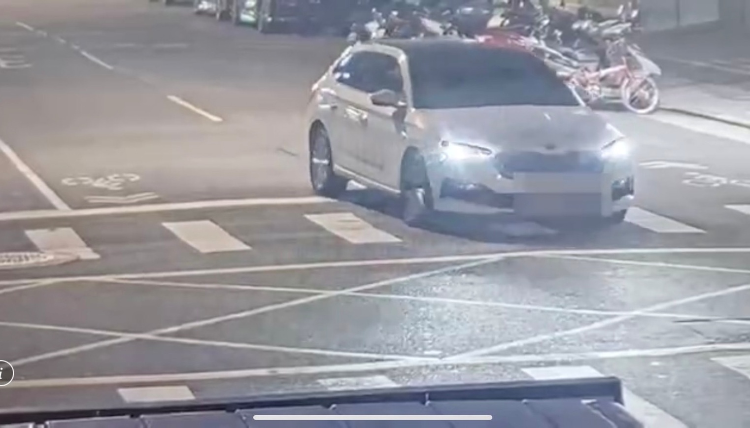 陳男最後不勝酒力將車停在路中間呼呼大睡。（翻攝畫面）