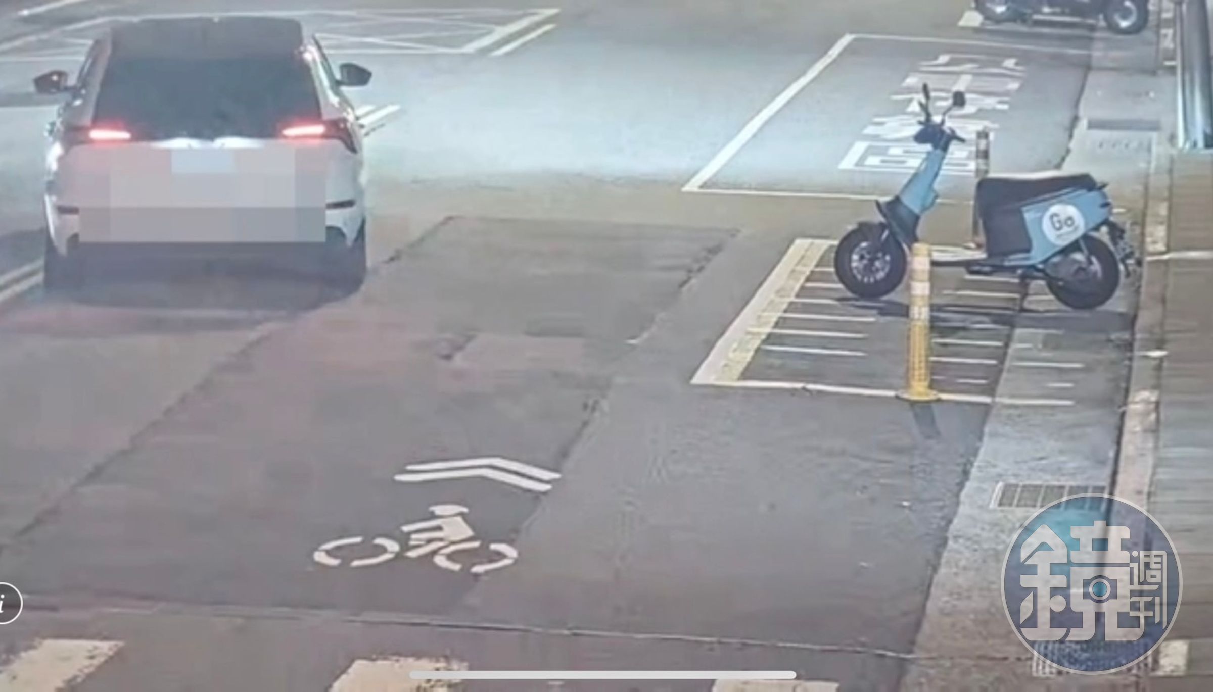 陳男酒後駕車,開著爆胎車輛一路蛇行。(翻攝畫面)