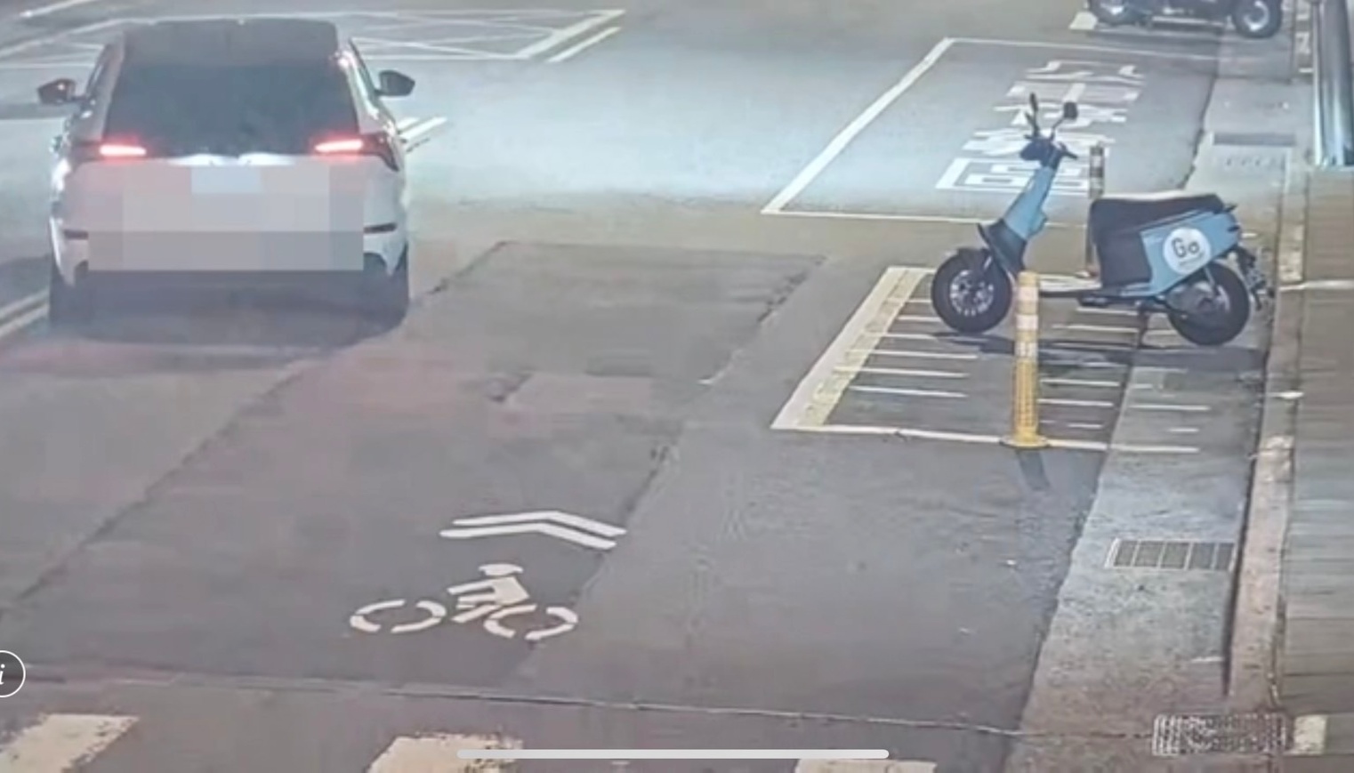 陳男酒後駕車，開著爆胎車輛一路蛇行。（翻攝畫面）