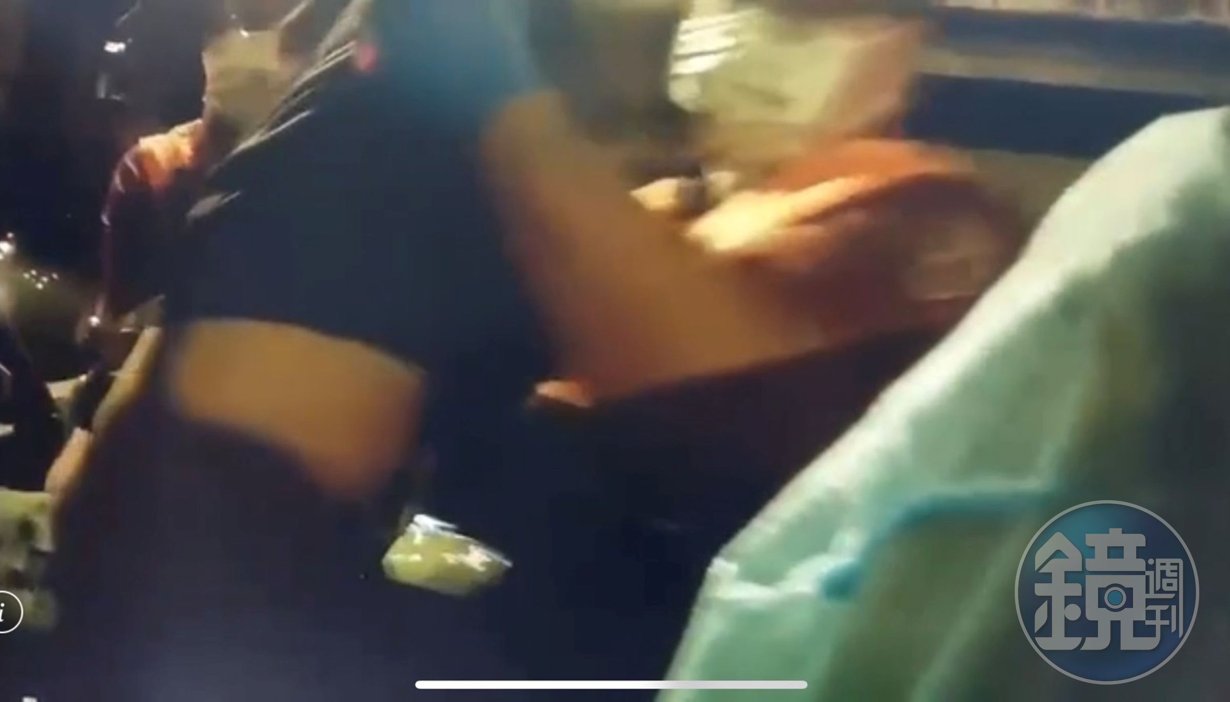 警消合力將泥醉的陳男抬出駕駛座送醫。(翻攝畫面)