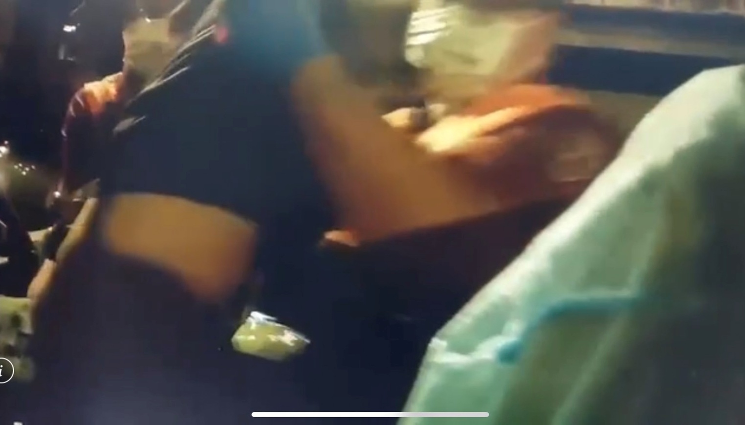 警消合力將泥醉的陳男抬出駕駛座送醫。（翻攝畫面）