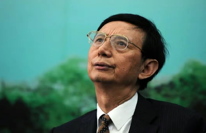 前重慶首富尹明善住進養老院，受訪時透露自己不想給子女添麻煩。（翻攝自微博）