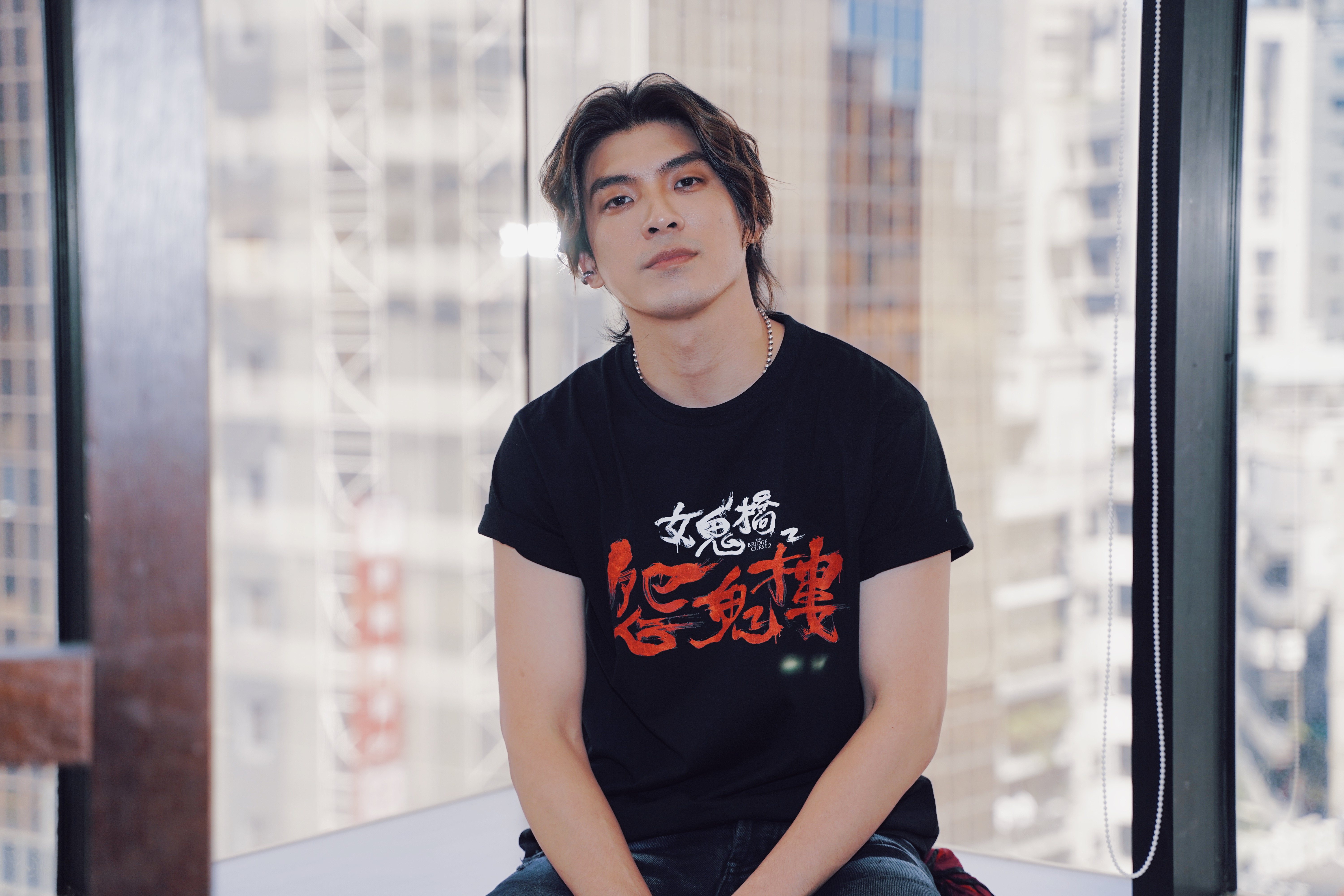 片中林哲熹飾演被鬼附身的管理員,拍攝期間還得了腸胃炎送醫打點滴。(樂到家國際提供)