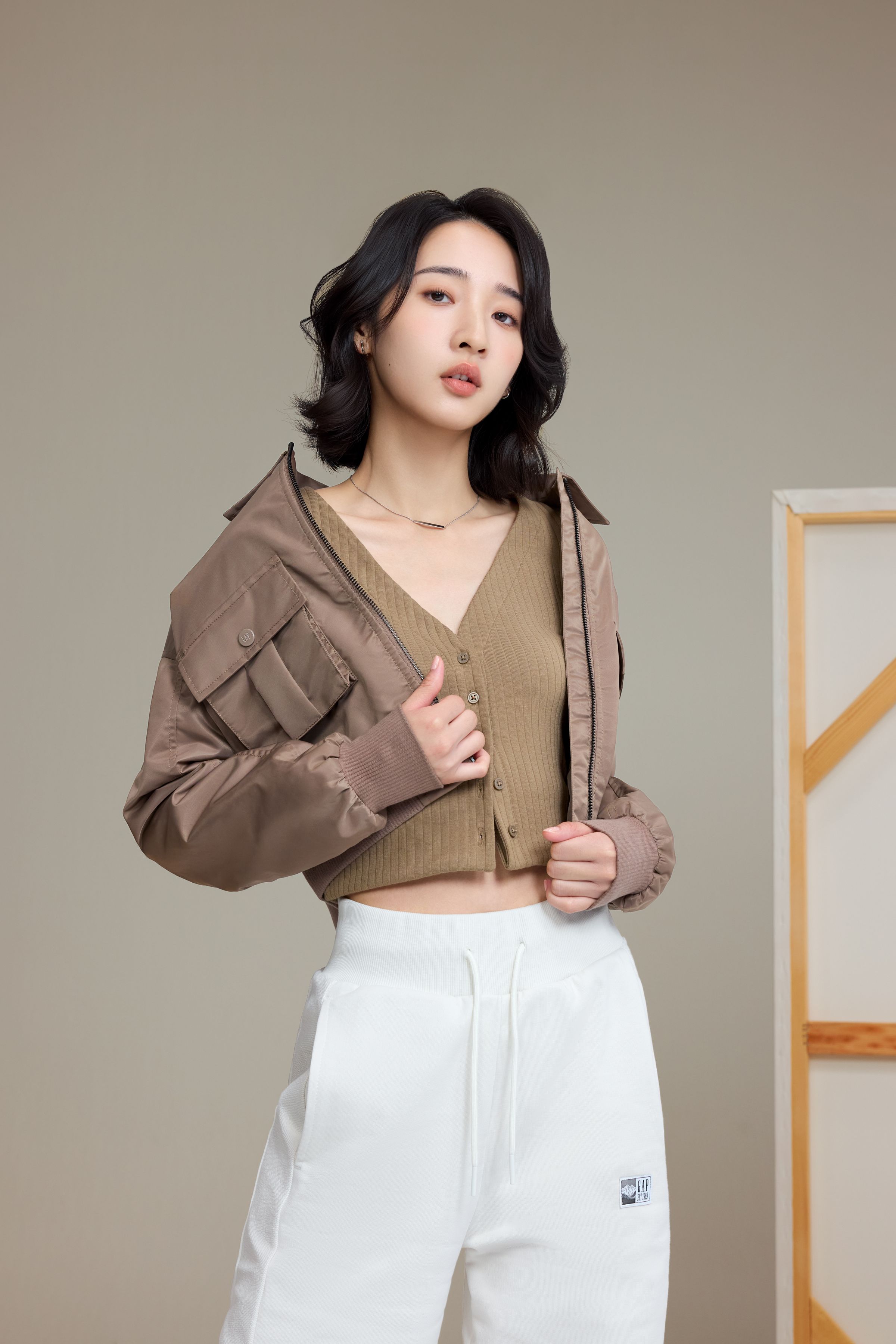 身材嬌小的李沐分享小個子女生經典不敗穿搭公式,以合身上衣搭配寬鬆下身,可以拉長腿部比例。(GAP提供)