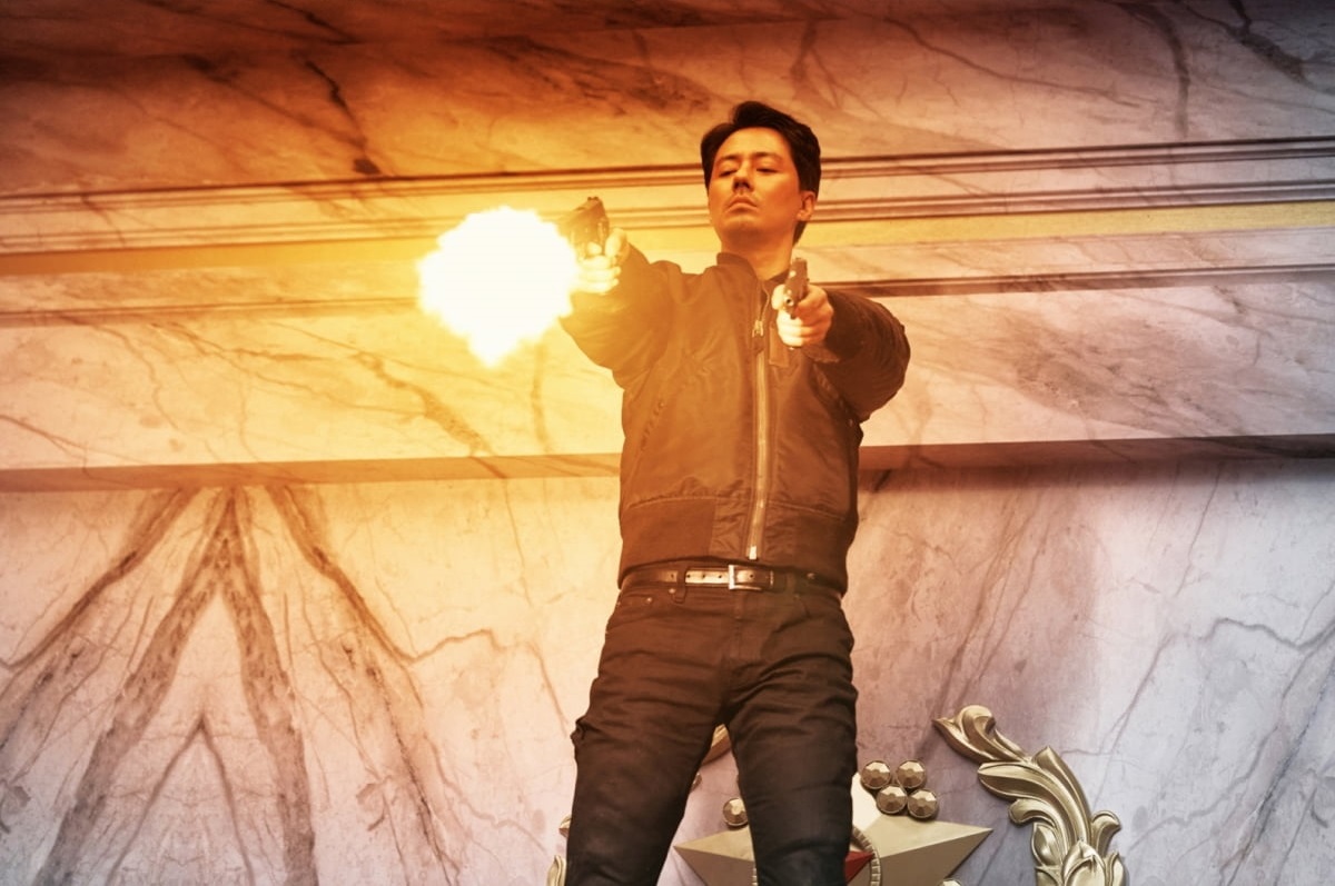 趙寅成主演《MOVING異能》今將迎接大結局,最新劇照他開槍的模樣引來觀眾熱烈討論。(翻攝自tenasia)