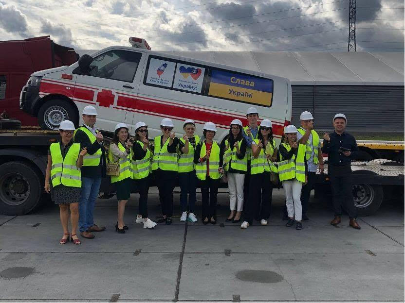 我國駐波蘭大使吳尚年與烏克蘭馬爾哈涅茨市（Marganets）副市長杜普利（Lesia Duplii）、波蘭國際救援中心及我國僑領在捐贈救護車前合影。（外交部提供）