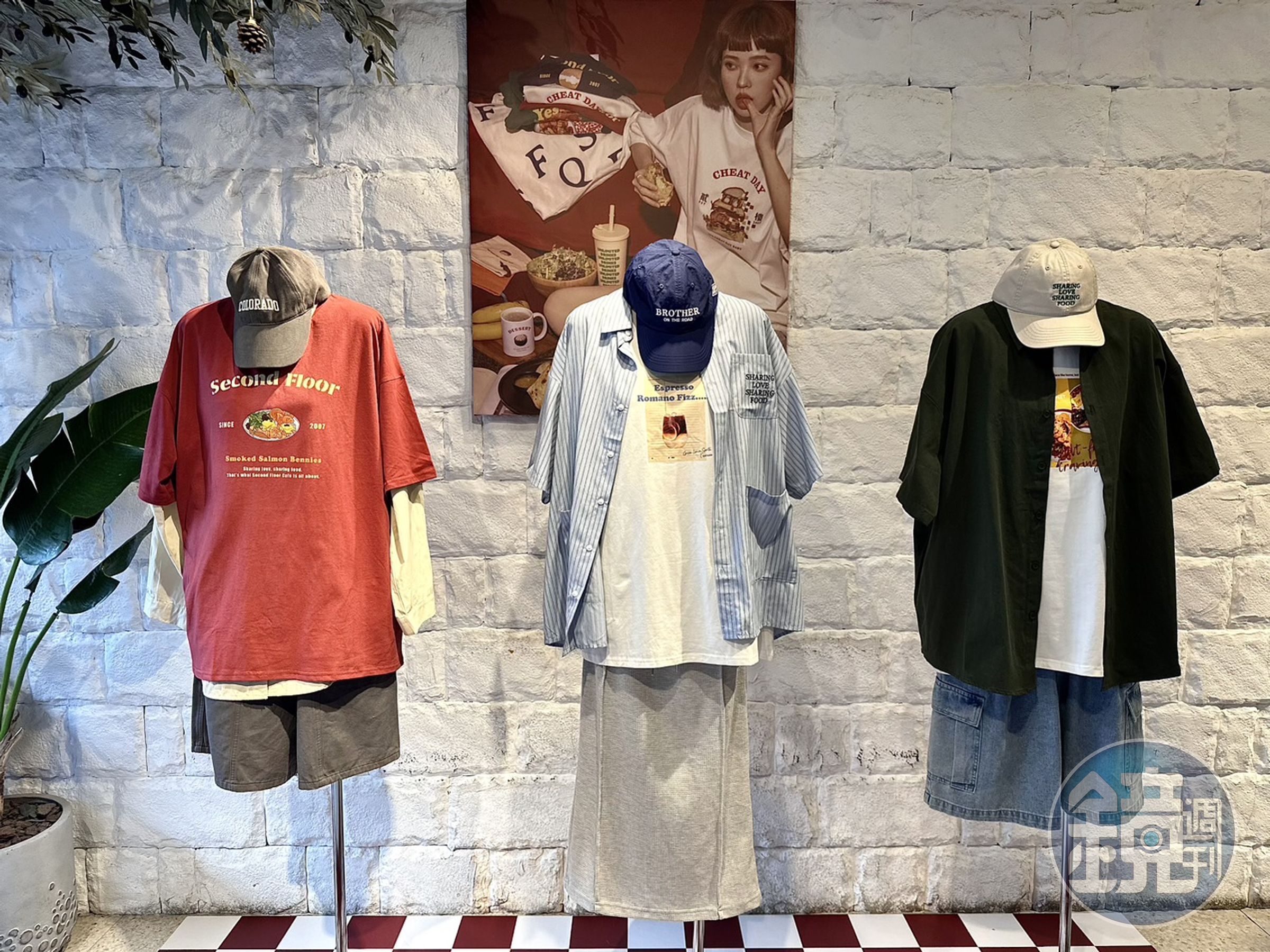 「QUEEN SHOP」與「貳樓」推出多款以餐點為印花的美式風格上衣,連搭配方式都幫你想好了。
