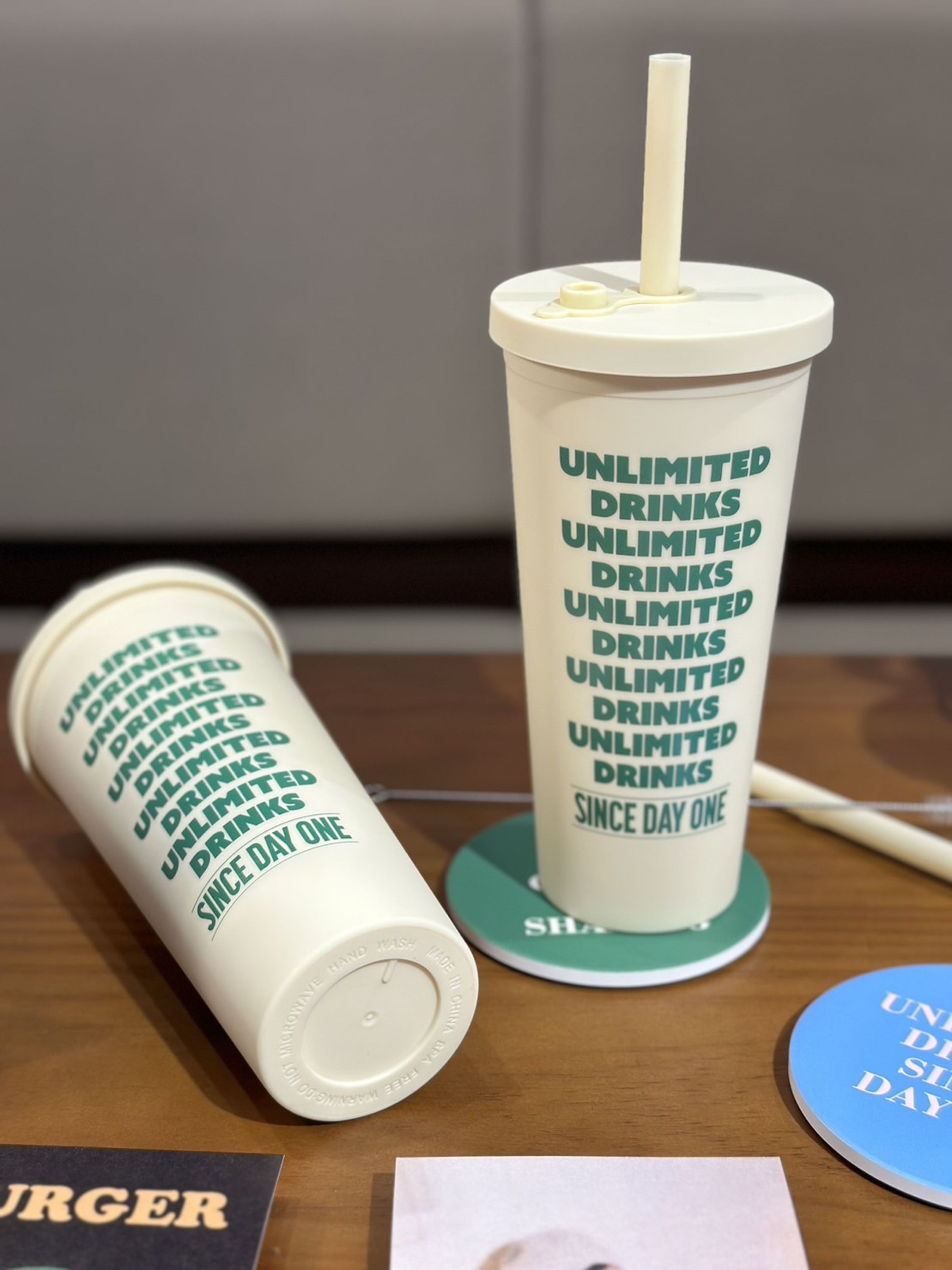 700ml大容量的「UNLIMITED DRINKS印字環保水杯」附有吸管和刷子,可重複清潔使用。(390元/個)