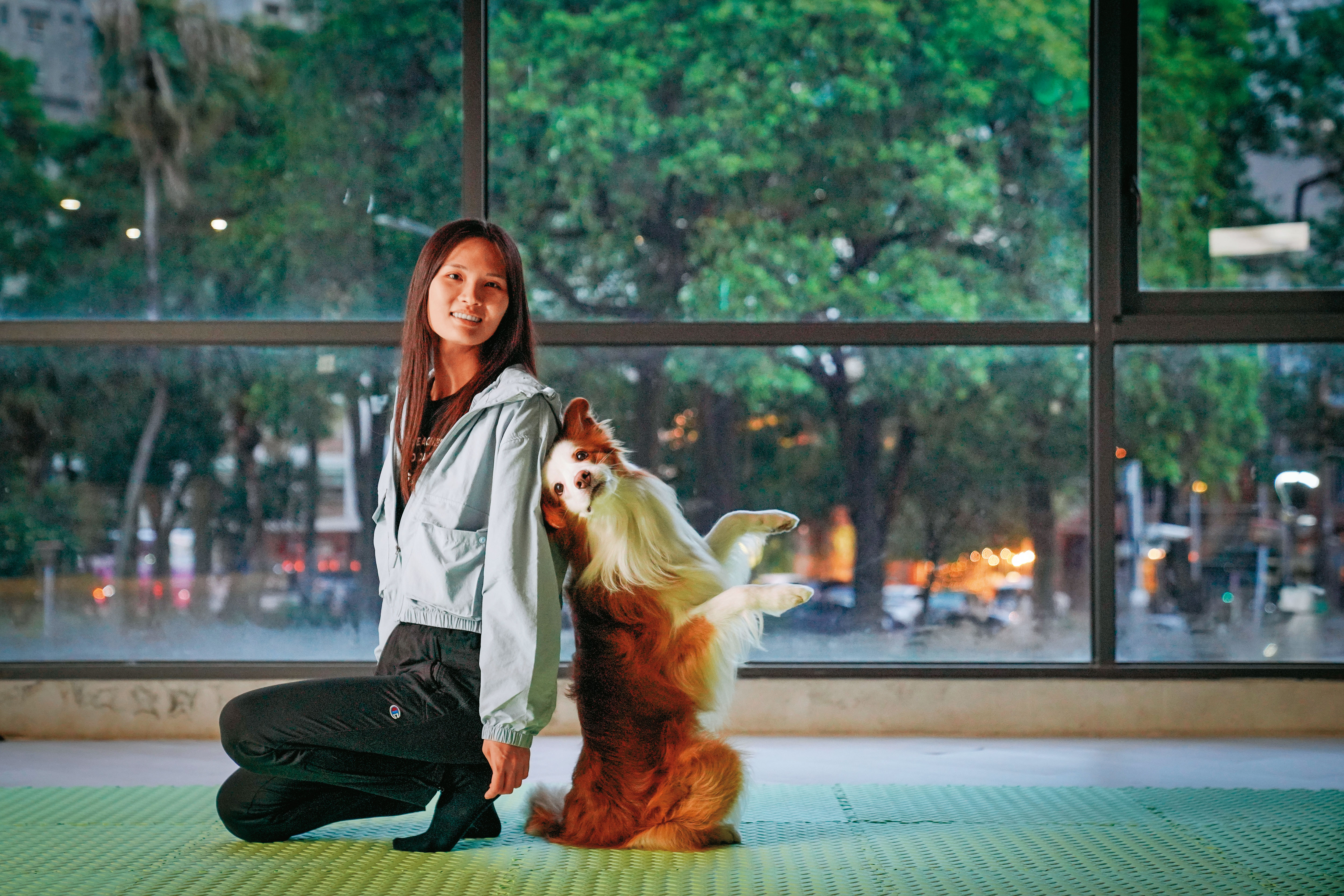 莊珺涵為了愛犬「布布」，從害羞寡言的上班族變成與狗共舞的冠軍，進而開課創業。
