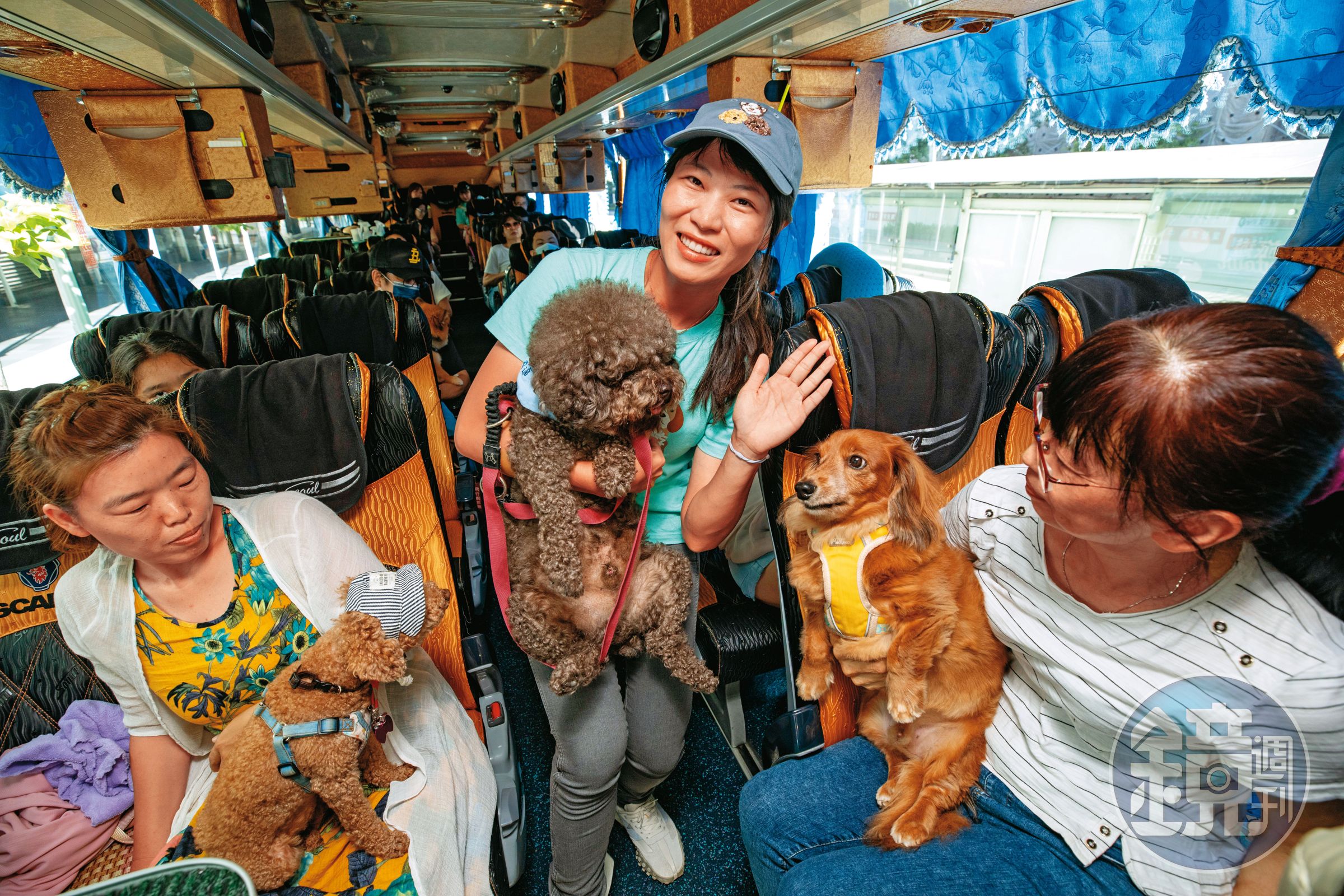 陳依凌（中）帶著自己的黑貴賓「嘎逼」一起當寵物旅遊團領隊，每週帶團員與毛孩全台旅遊。