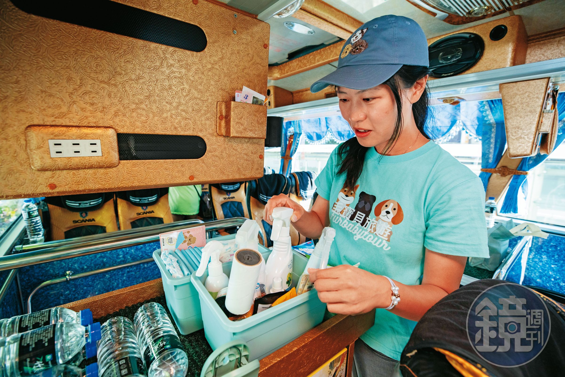出團前，陳依凌會在車上準備毛孩的尿布、尿墊，以及除臭、清潔等相關用品。