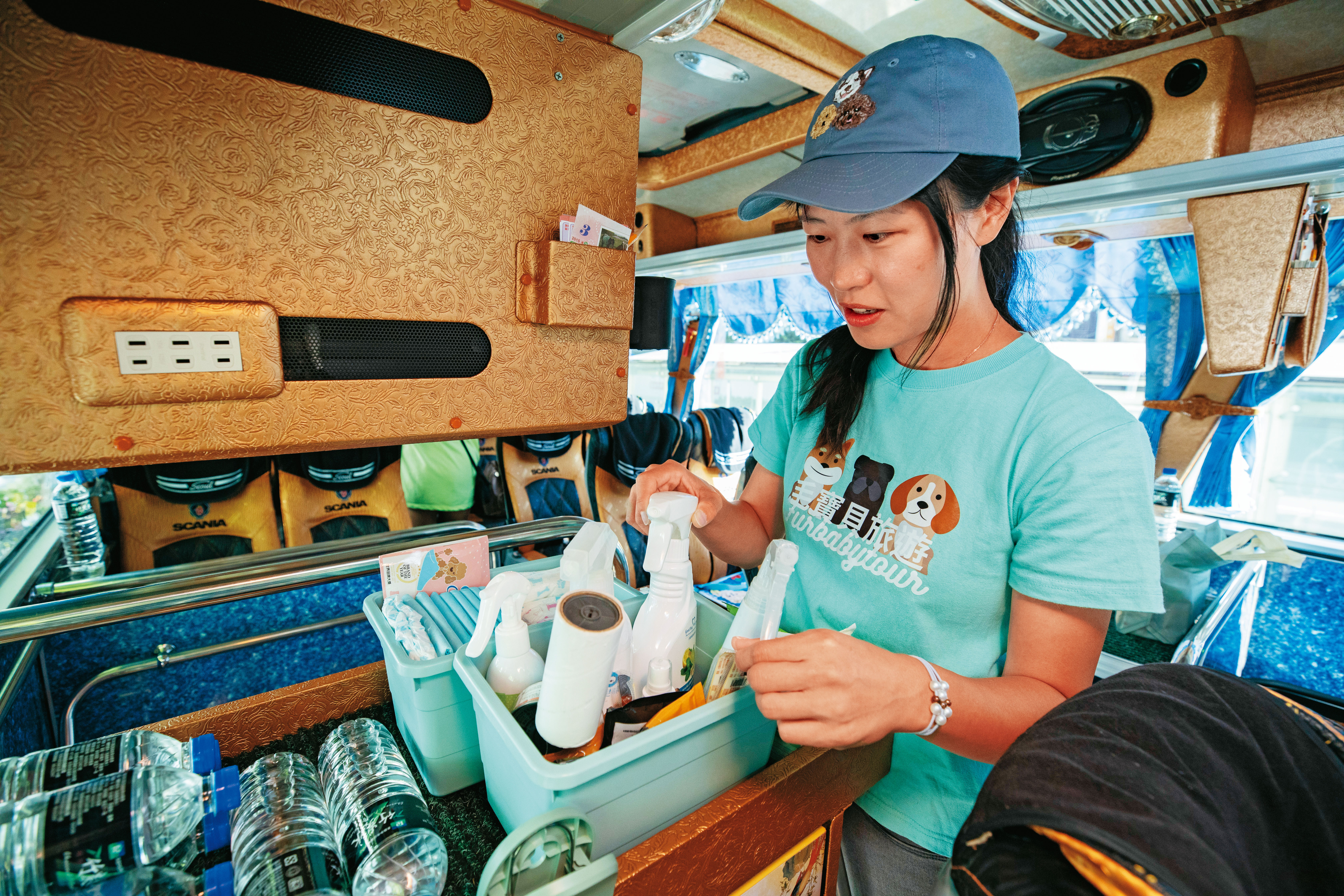 出團前，陳依凌會在車上準備毛孩的尿布、尿墊，以及除臭、清潔等相關用品。
