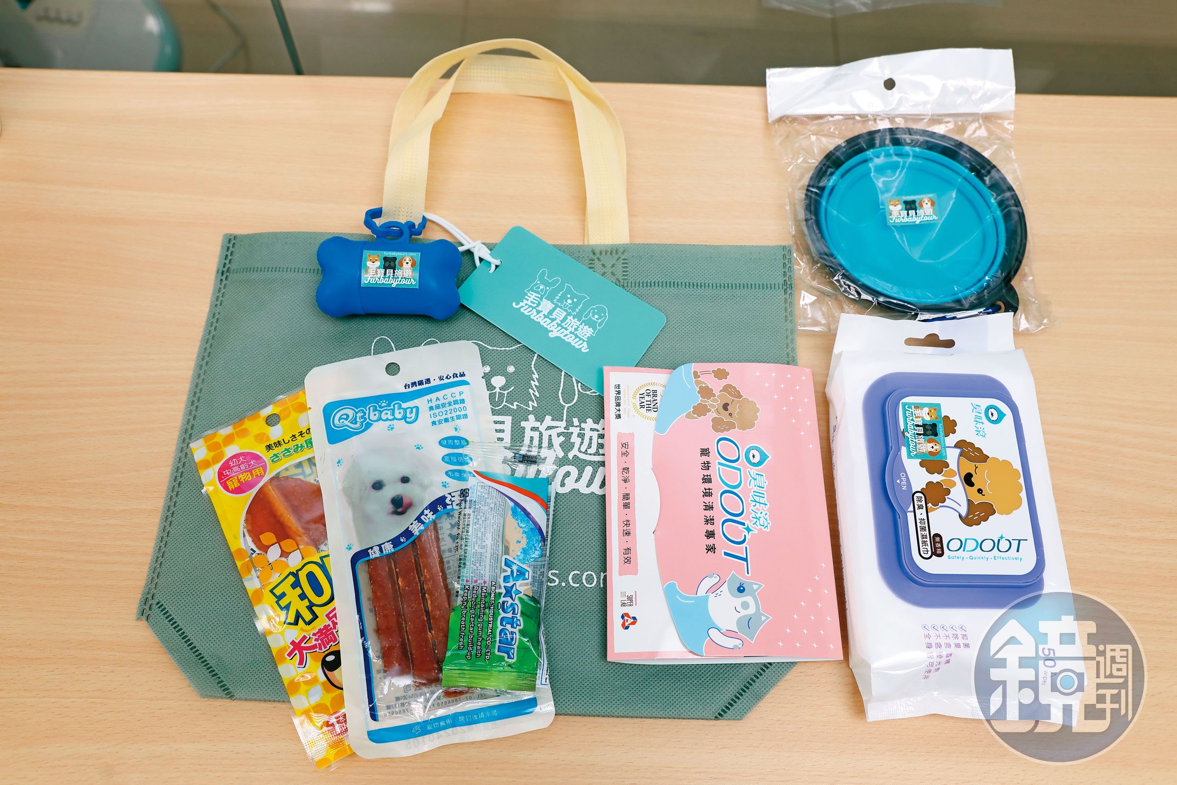 陳依凌送的出遊贈品是伸縮碗、撿便袋、濕紙巾和零食，相當實用。