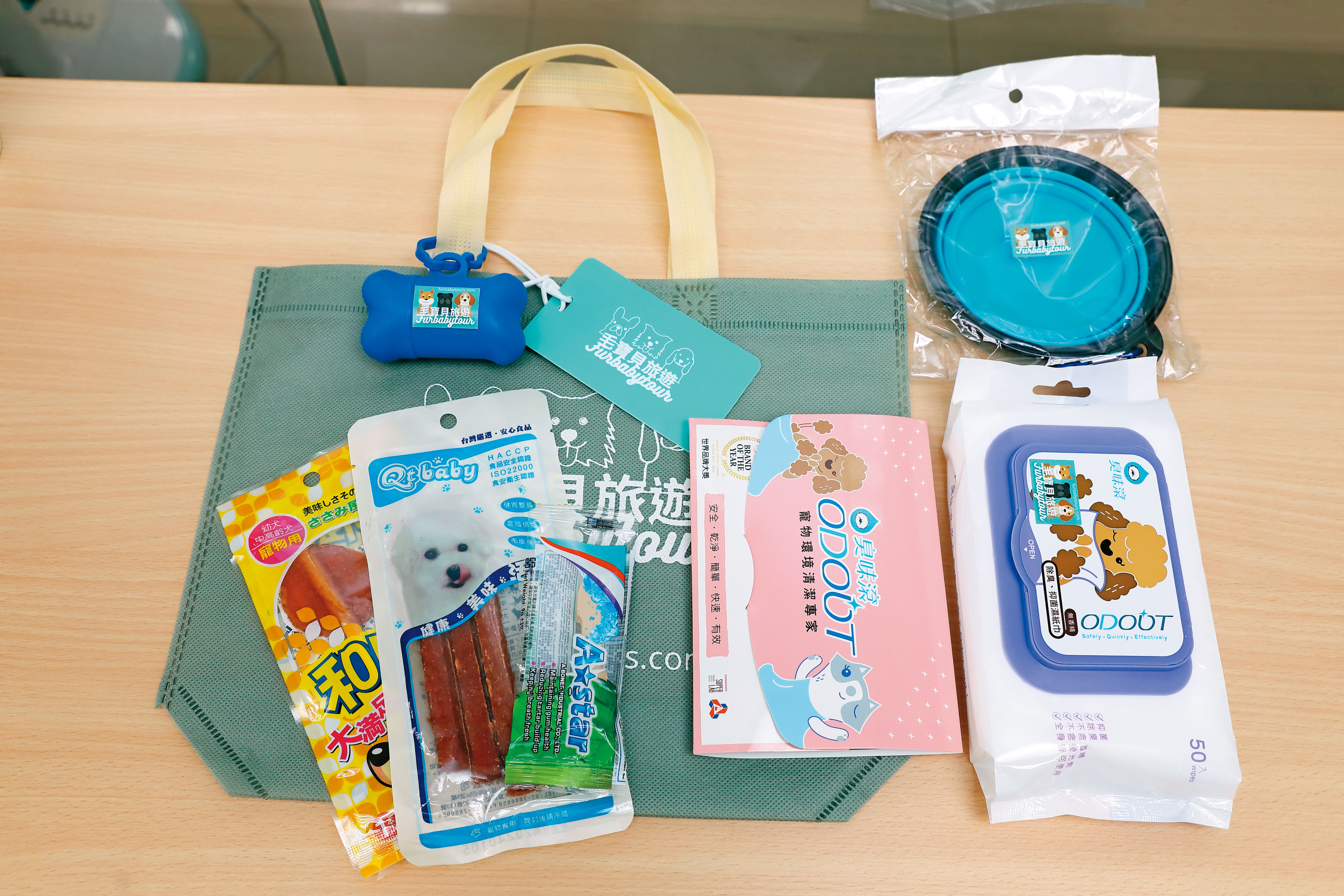 陳依凌送的出遊贈品是伸縮碗、撿便袋、濕紙巾和零食，相當實用。