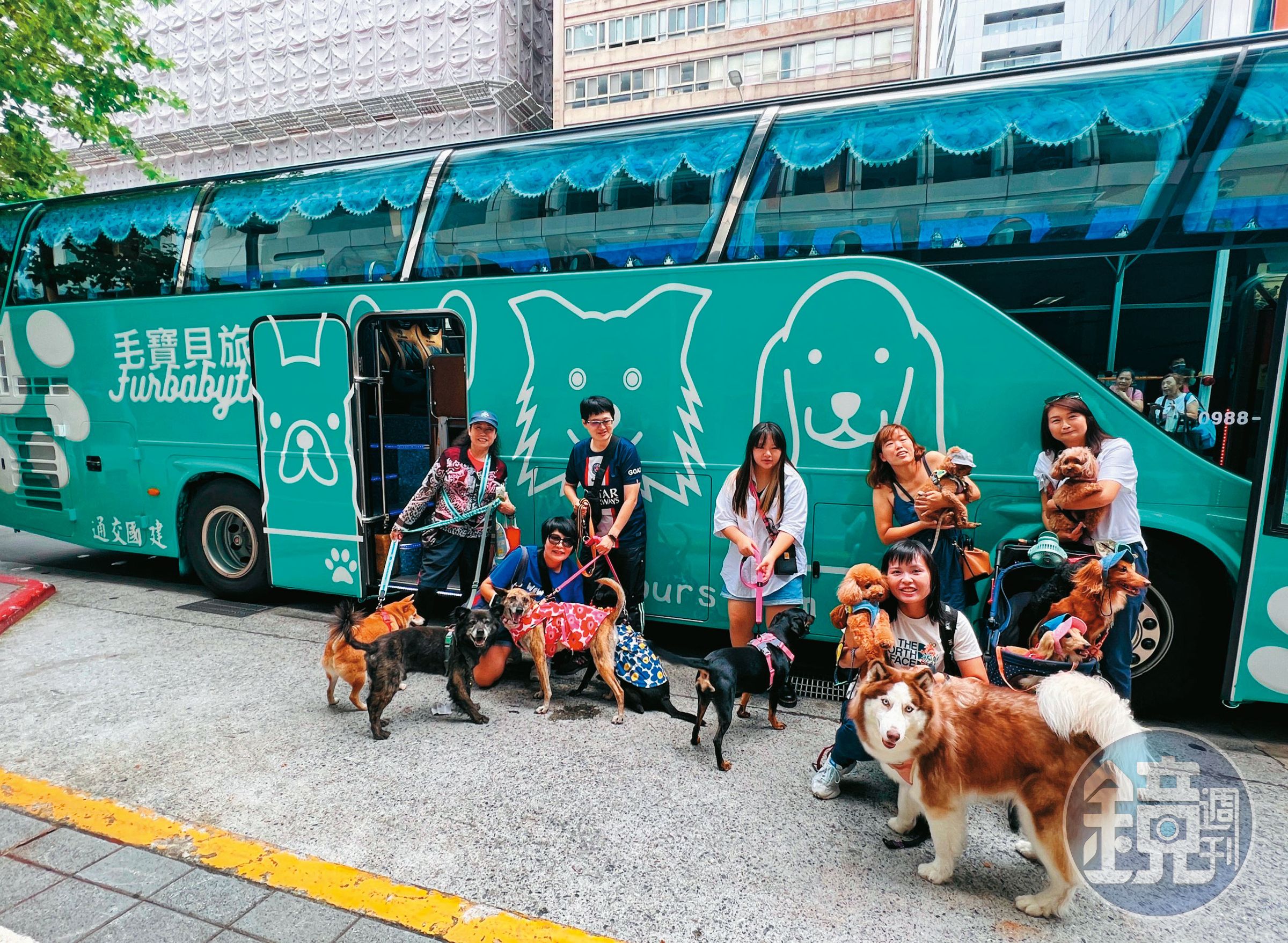 毛寶貝旅遊的集合點選在北市捷運松江南京站1號出口，因為該處有電梯，附近是公園，也有便利商店，適合帶毛孩等待。（陳依凌提供）