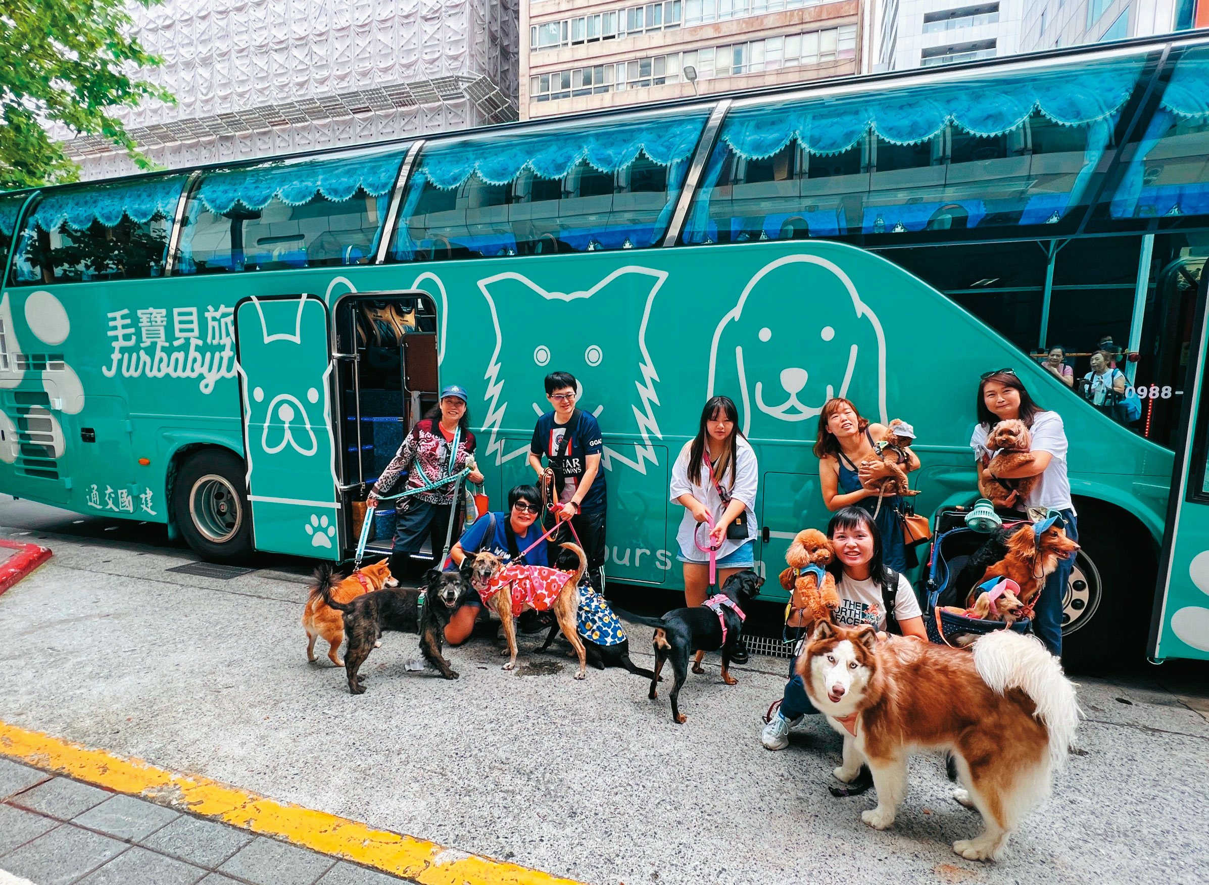 毛寶貝旅遊的集合點選在北市捷運松江南京站1號出口，因為該處有電梯，附近是公園，也有便利商店，適合帶毛孩等待。（陳依凌提供）