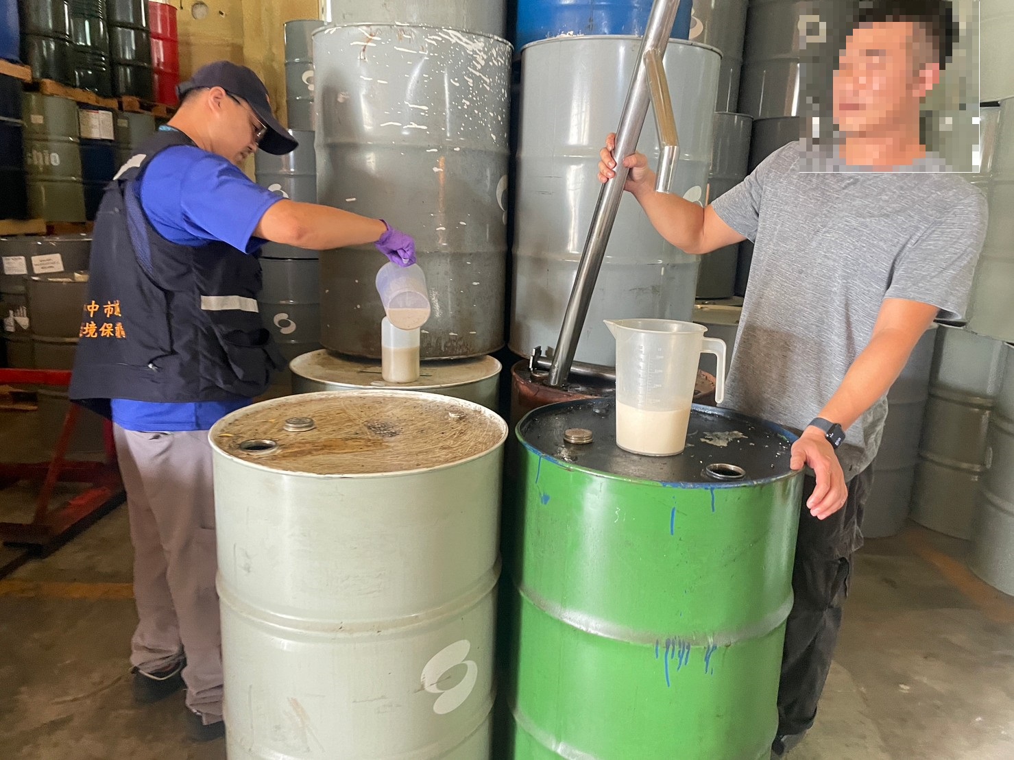 不肖業者非法回收廢切削油水牟取暴利，被專案小組逮獲。（保七總隊第三大隊提供）