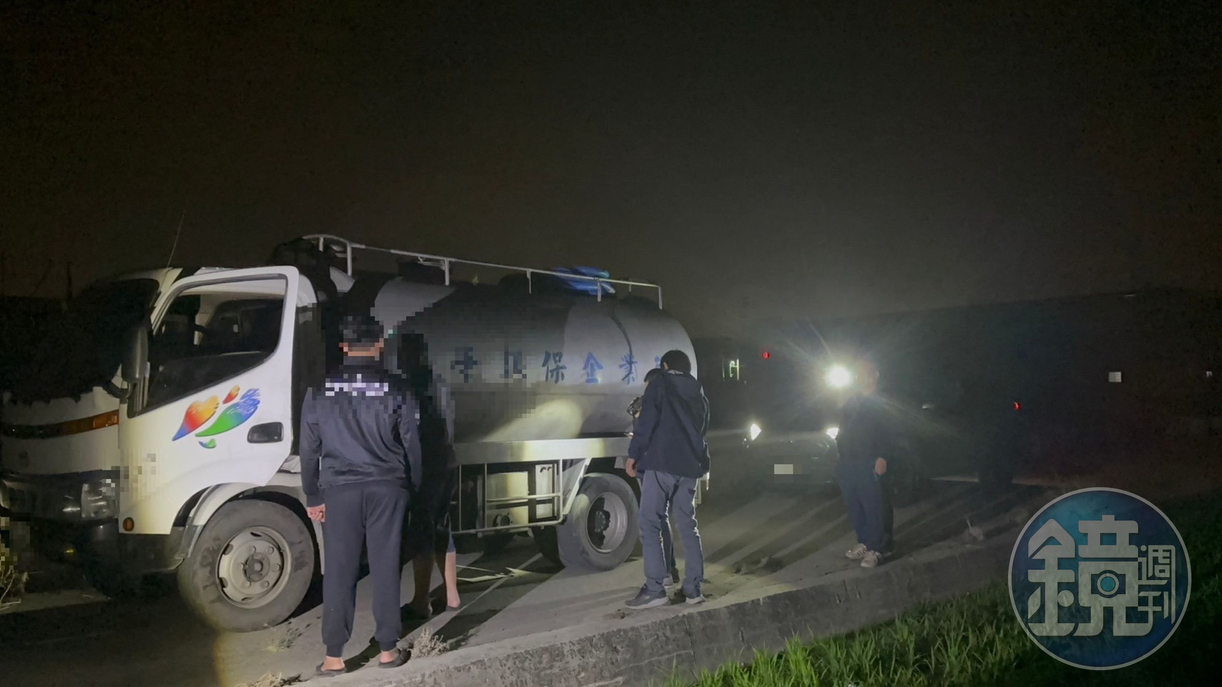 不肖業者深夜傾倒強酸廢油，遭專案小組當場逮獲。（保七總隊第三大隊提供）
