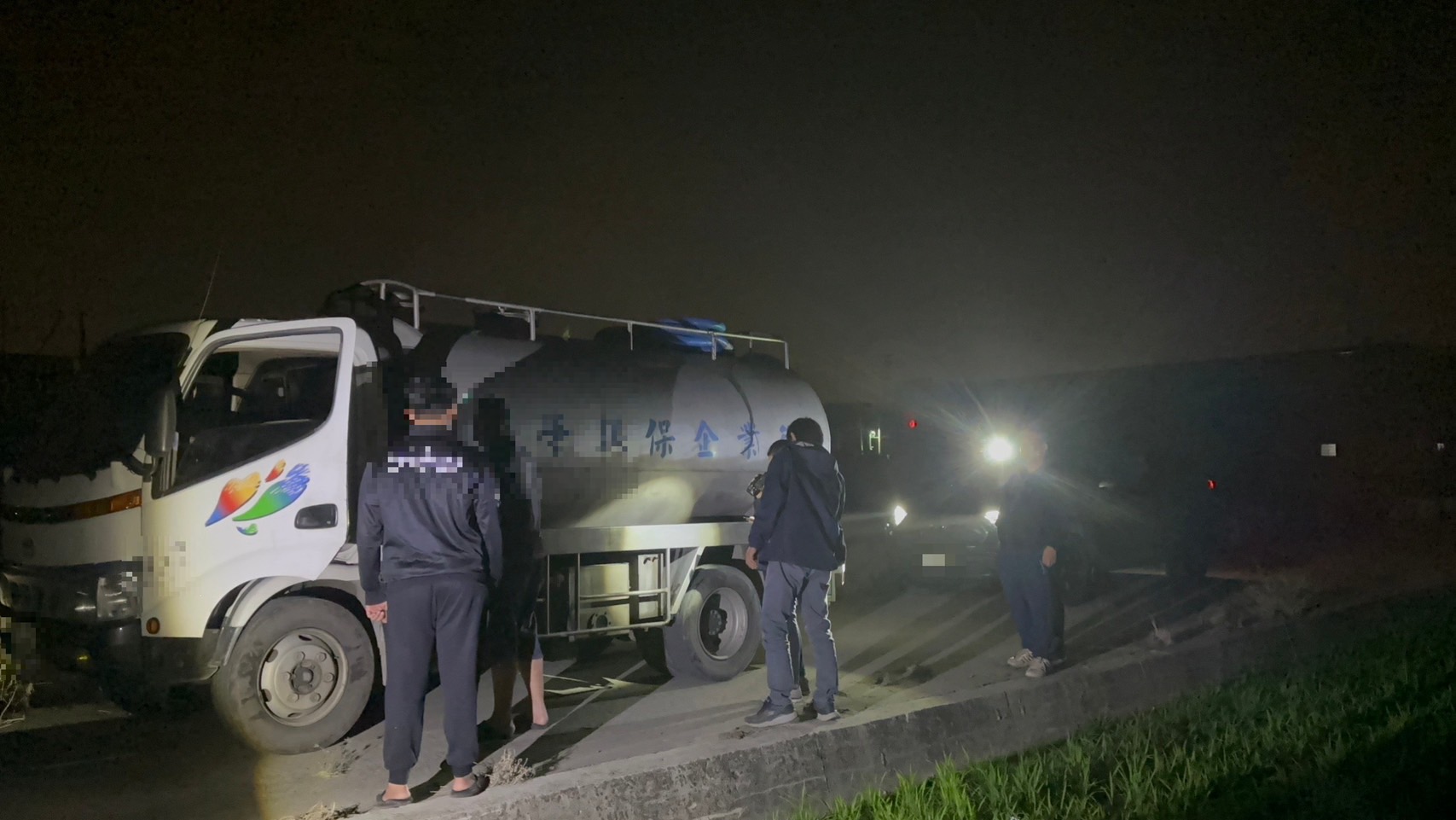 不肖業者深夜傾倒強酸廢油，遭專案小組當場逮獲。（保七總隊第三大隊提供）