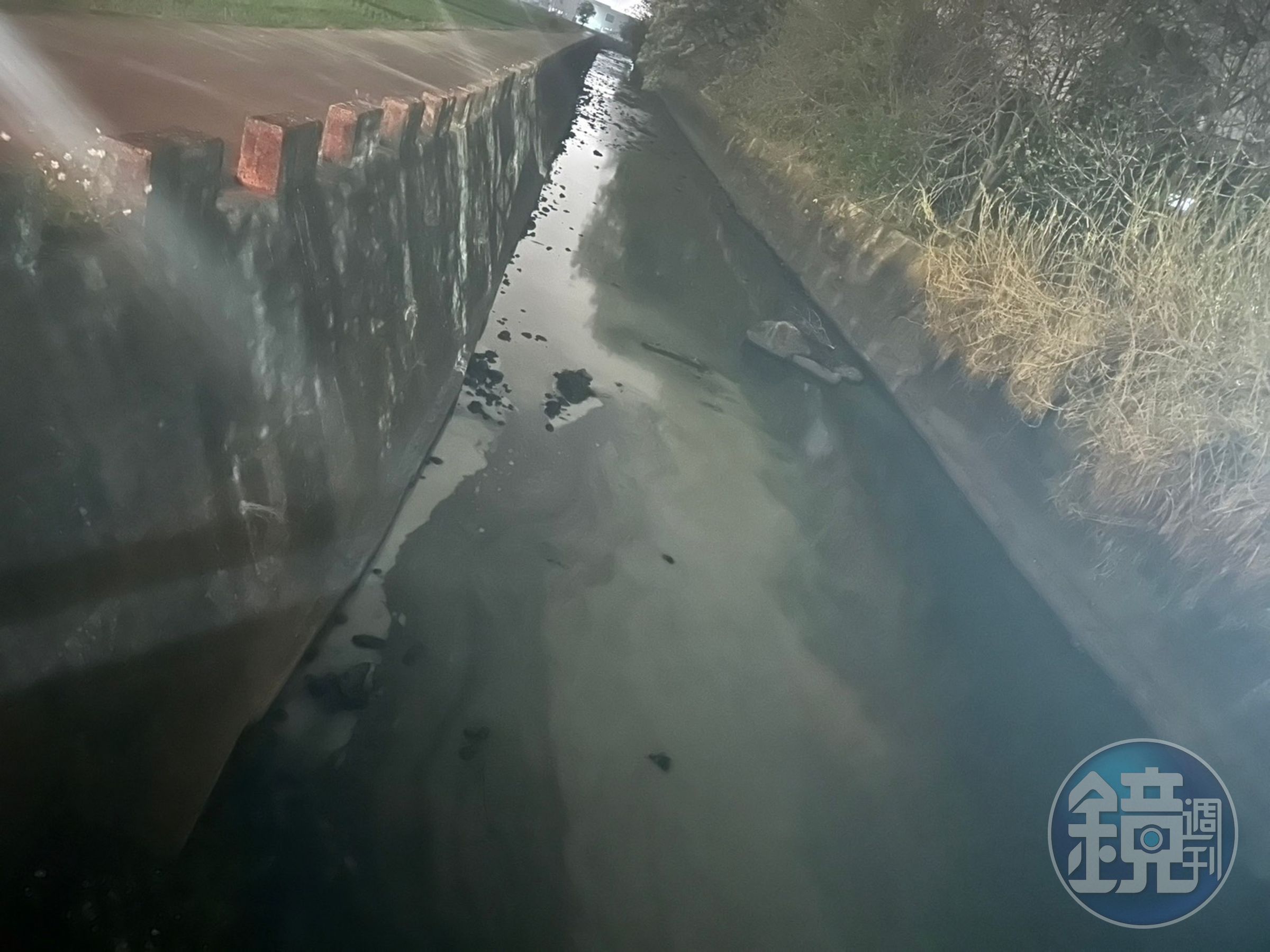 業者將強酸油水傾倒入番仔園圳，汙染周遭農田長達10年。（保七總隊第三大隊提供）