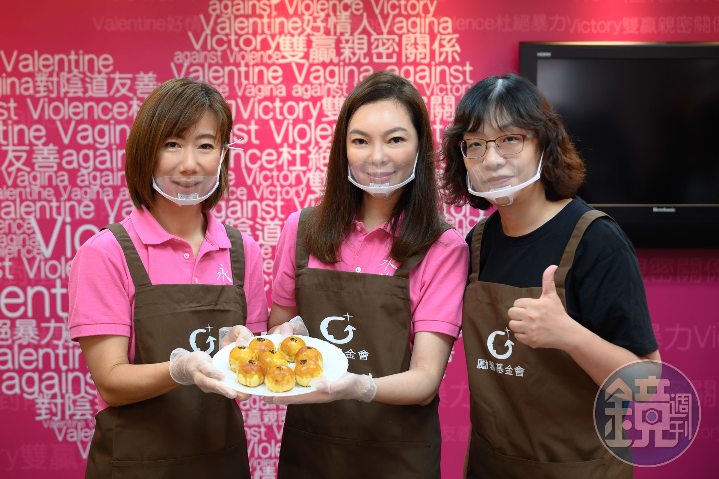 曾馨瑩與郭曉玲現場購買500盒中秋禮盒,幫助弱勢婦女。(翻攝永齡女力臉書)