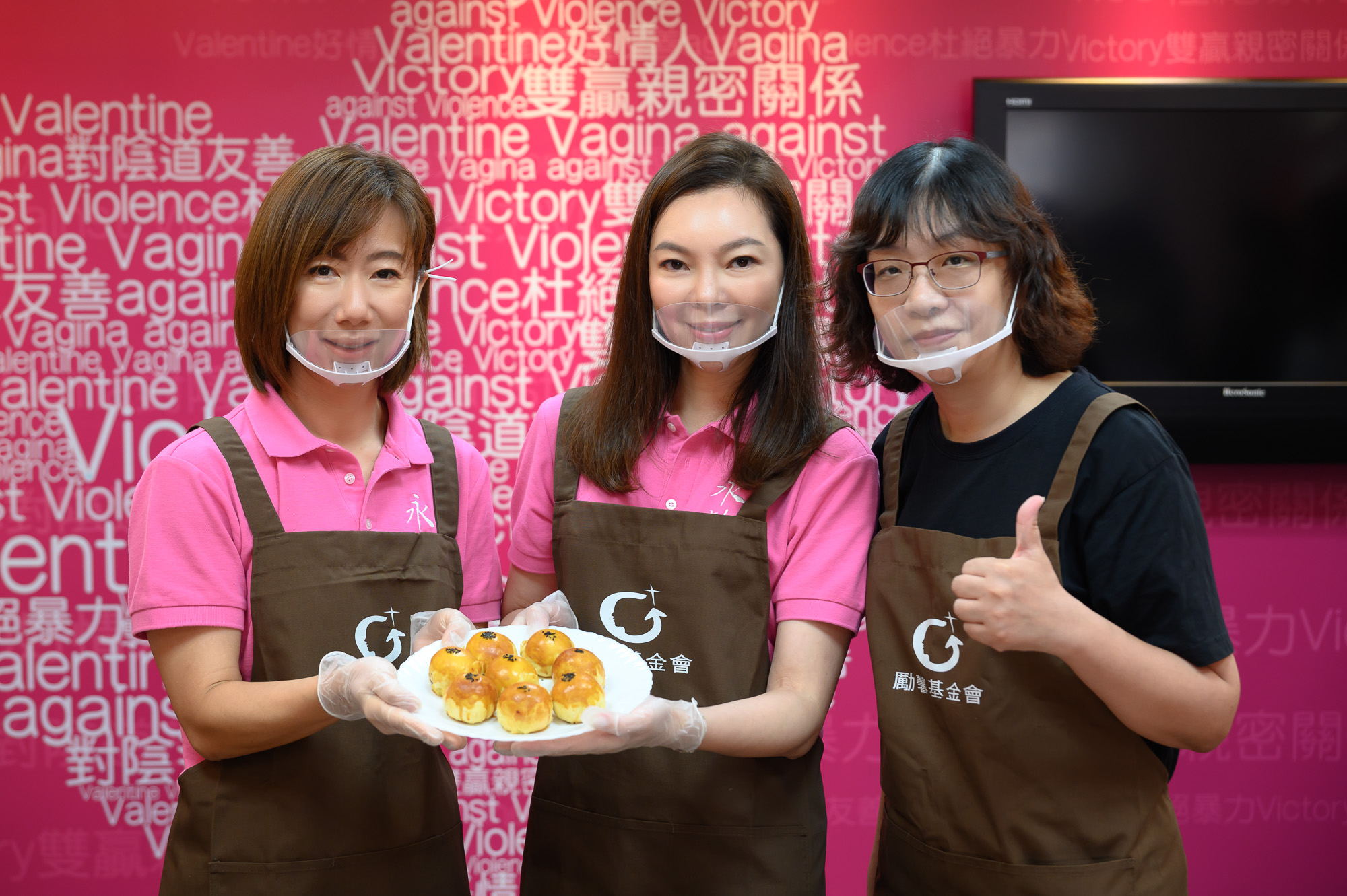曾馨瑩與郭曉玲現場購買500盒中秋禮盒，幫助弱勢婦女。（翻攝永齡女力臉書）
