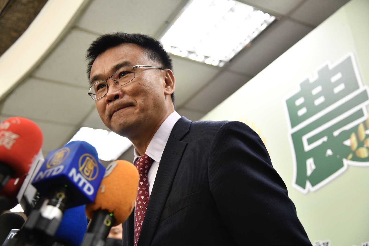 今日是陳吉仲擔任農業部長最後一天，他受訪時談到蔡英文願意尊重他的專業和堅持，一度哽咽。