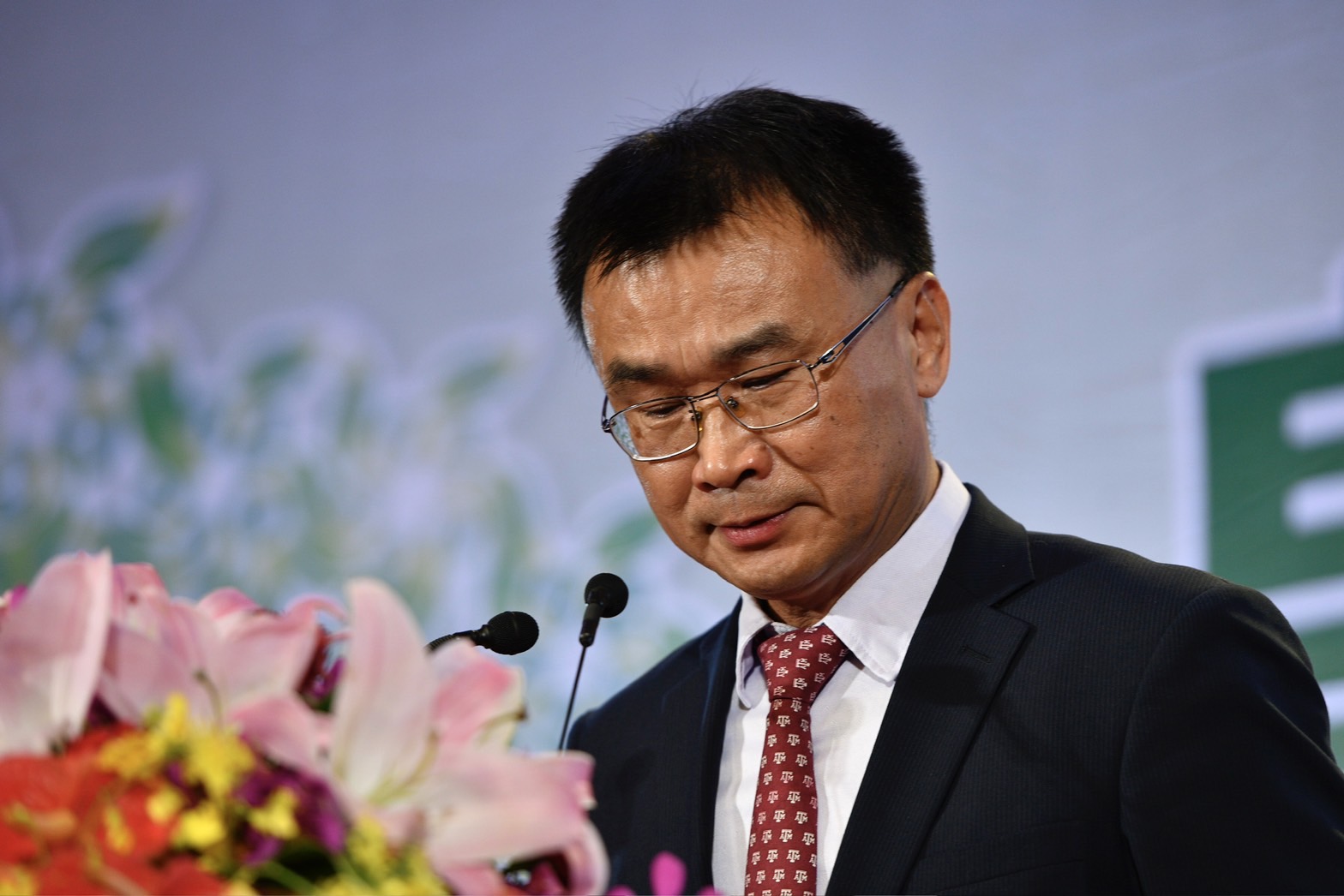 陳吉仲今於農金獎頒獎典禮致詞時,數度哽咽講不出話,情緒激動。