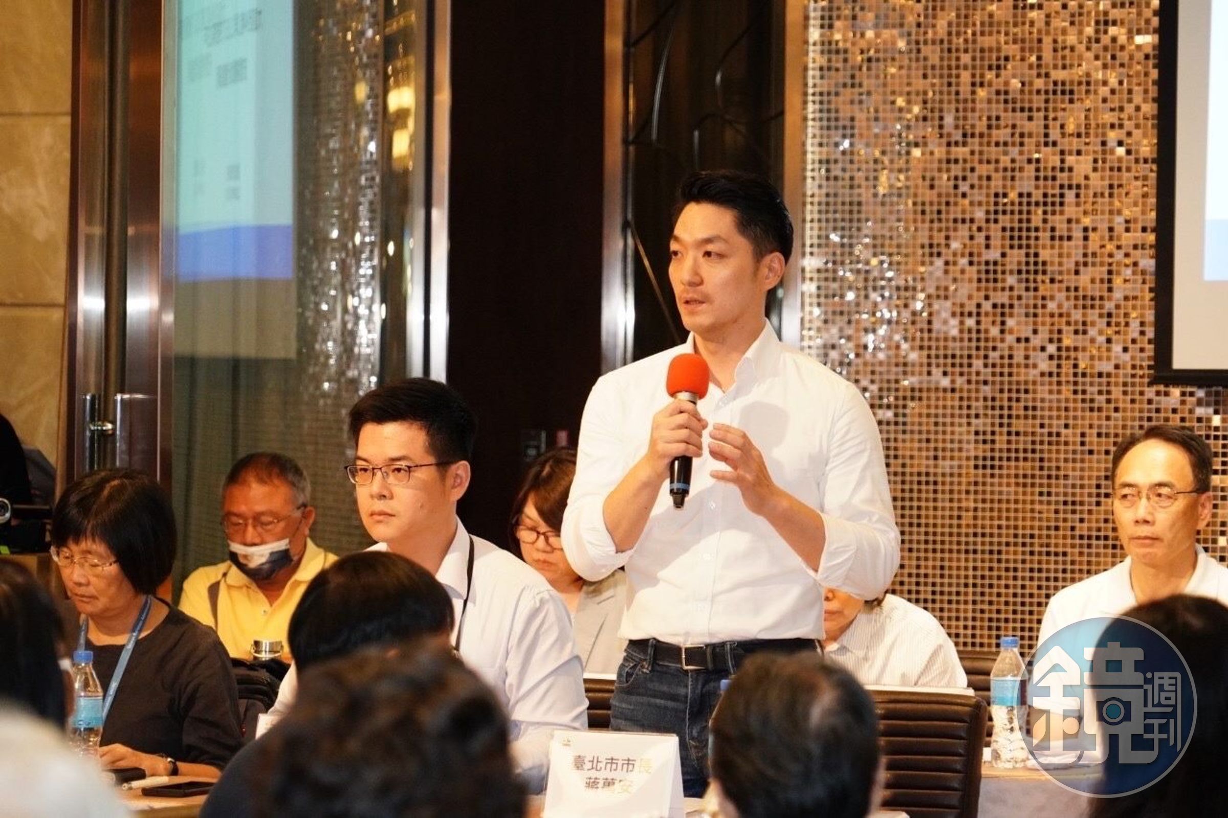 台北市長蔣萬安13日晚間出席基泰大直25下塌戶安置補助說明會。(北市府提供)