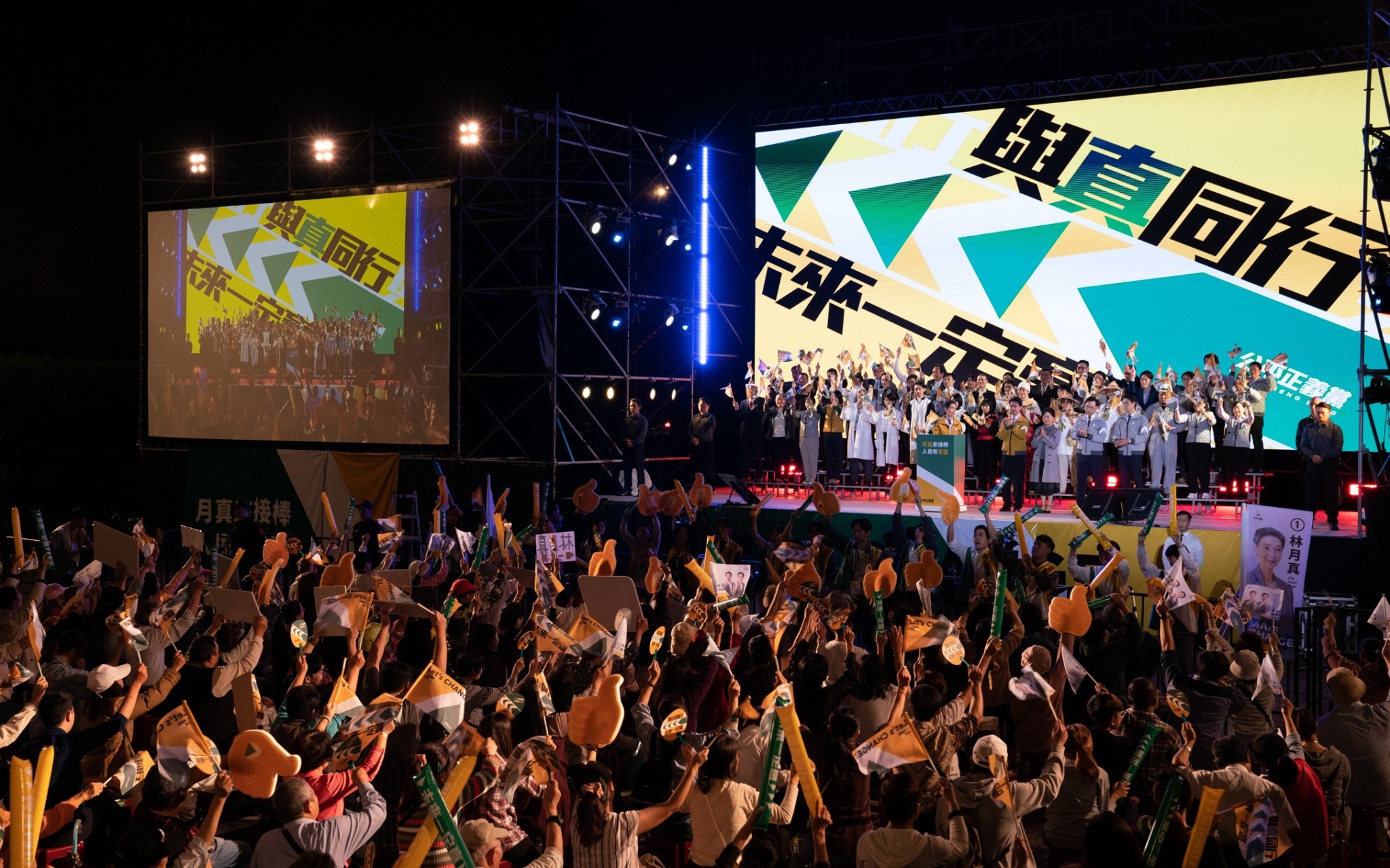 《人選之人—造浪者》片中高度還原選舉造勢場合。（公視提供）