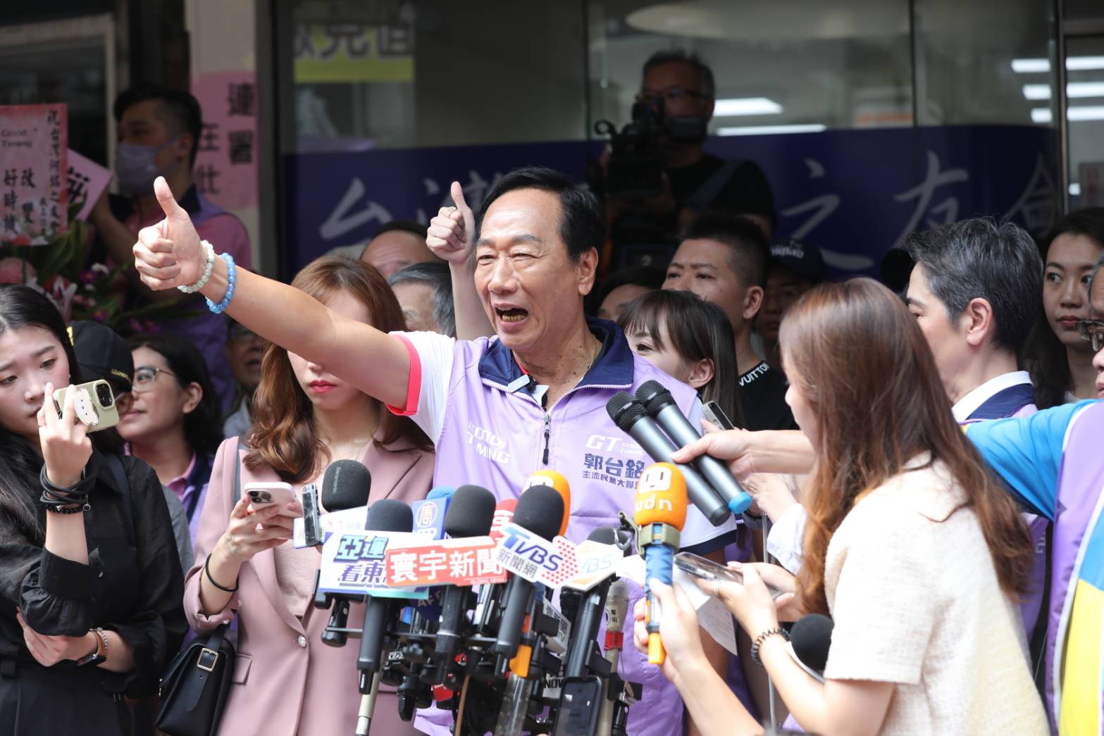 郭台銘今日現身新北連署站，表示看到這麼多人潮十分感動。