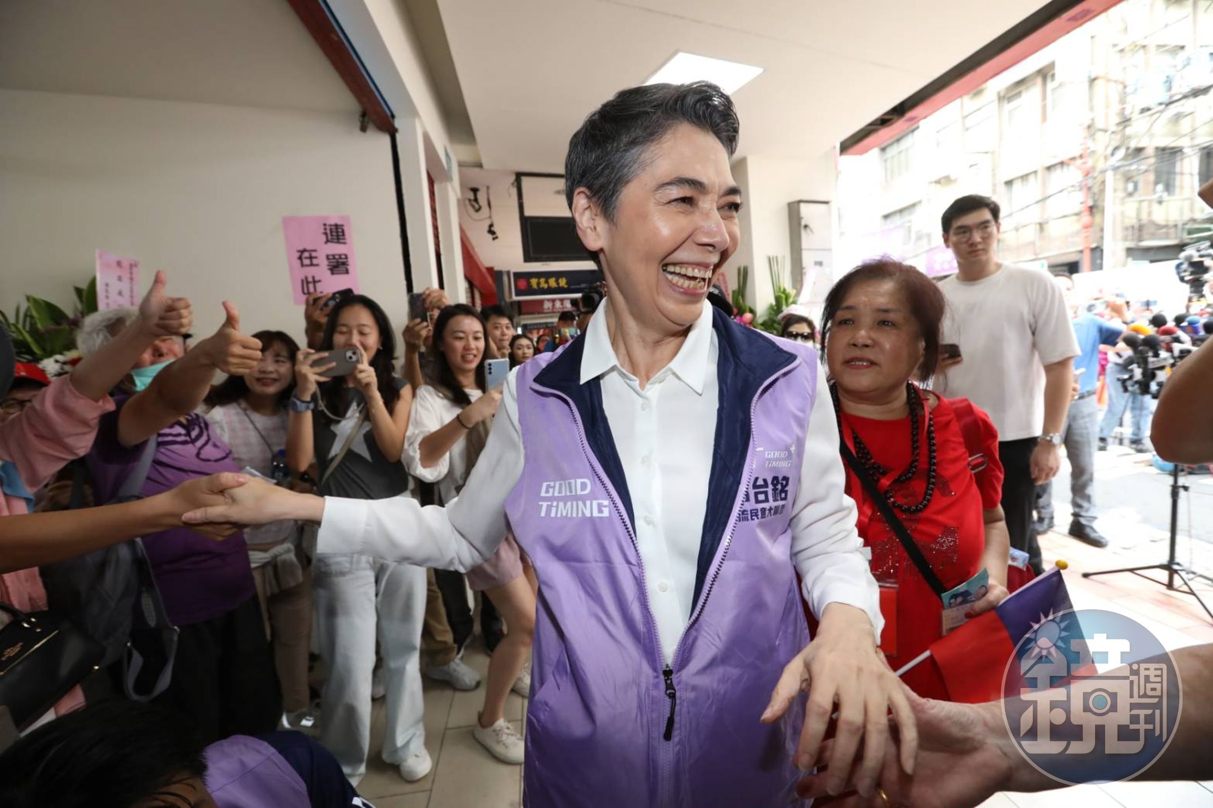 之前剛宣布成為郭台銘副手的賴佩霞，今也現身連署站受到民眾歡迎。