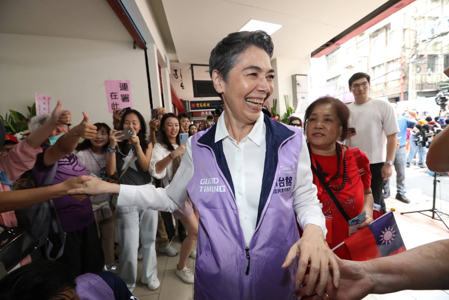 之前剛宣布成為郭台銘副手的賴佩霞，今也現身連署站受到民眾歡迎。