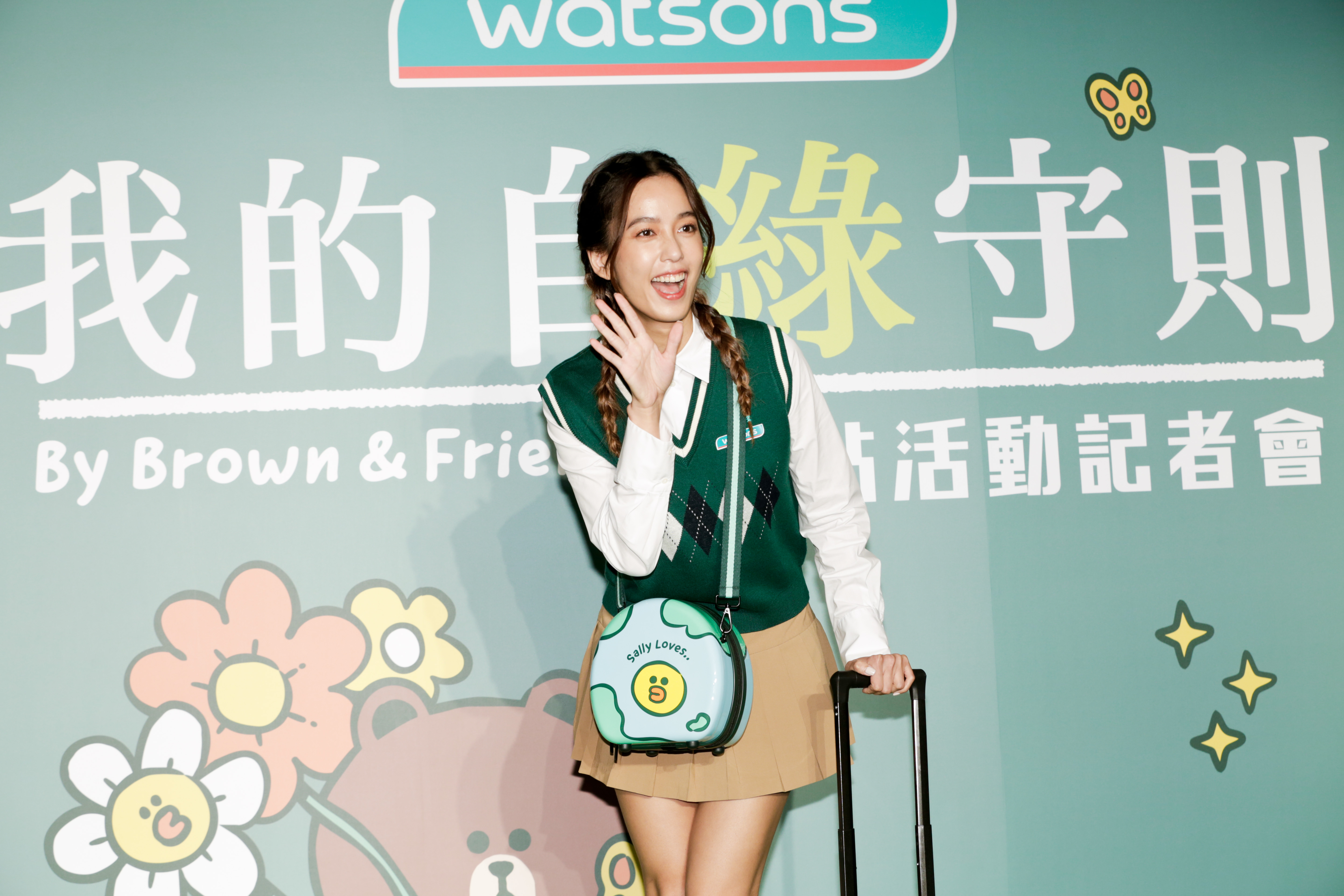 陳庭妮以學生制服造型出席活動。