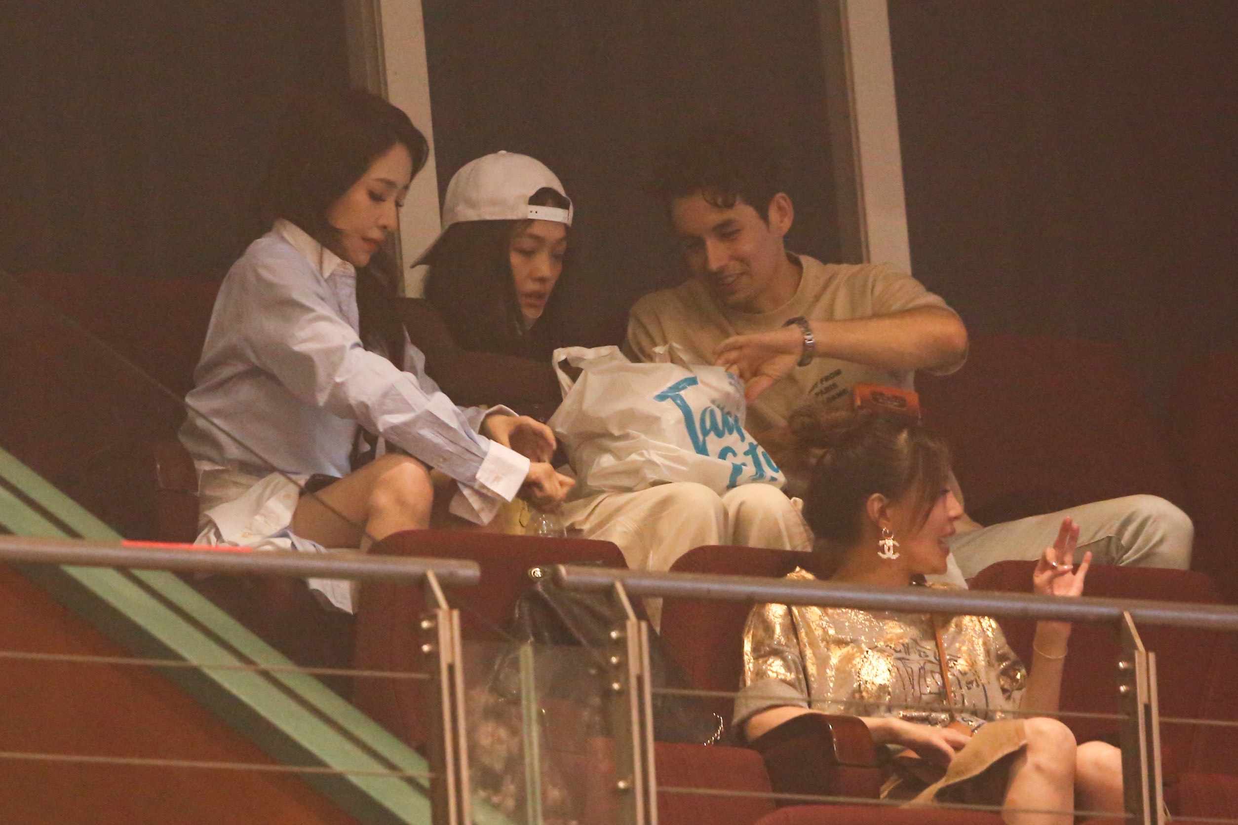 ELVA（左）坐在VIP包廂的她，身旁出現帥氣的混血洋男（右）護花。