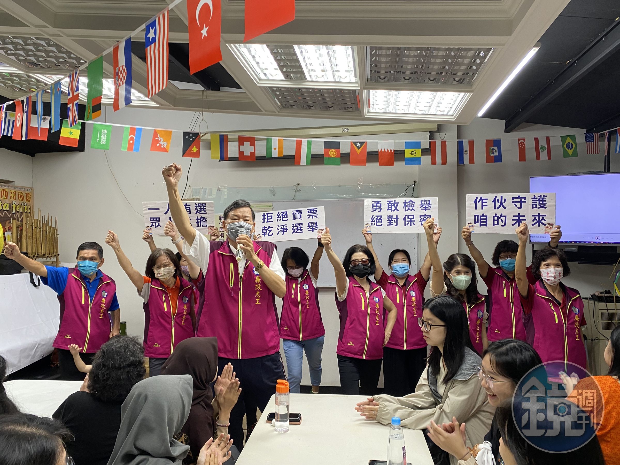 嘉義市政府政風處廉政志工團隊向新住民宣導杜絕賄選的重要性。(移民署嘉義市服務站提供)