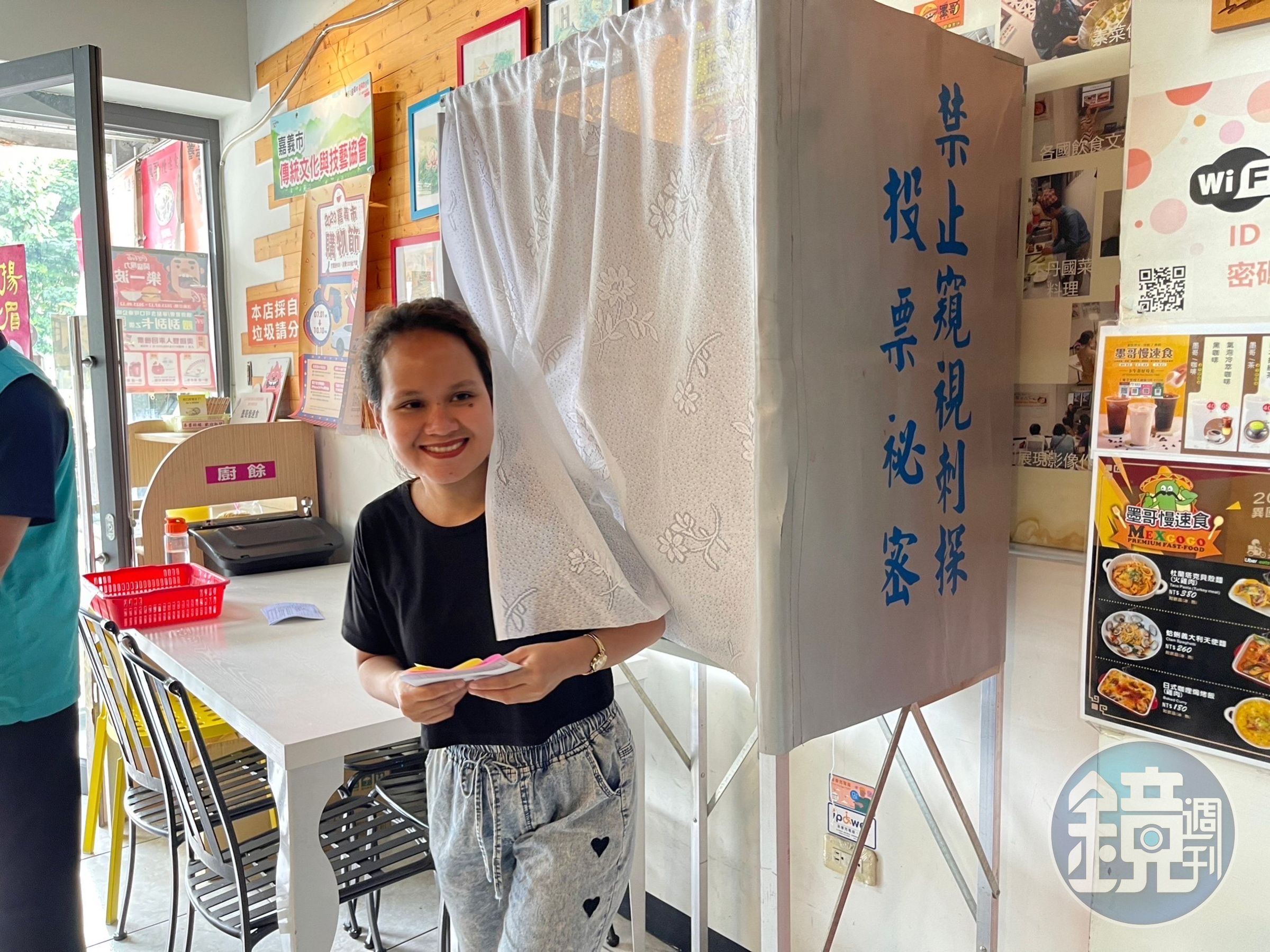 印尼新住民SRI開心地完成模擬圈選。(移民署嘉義市服務站提供)