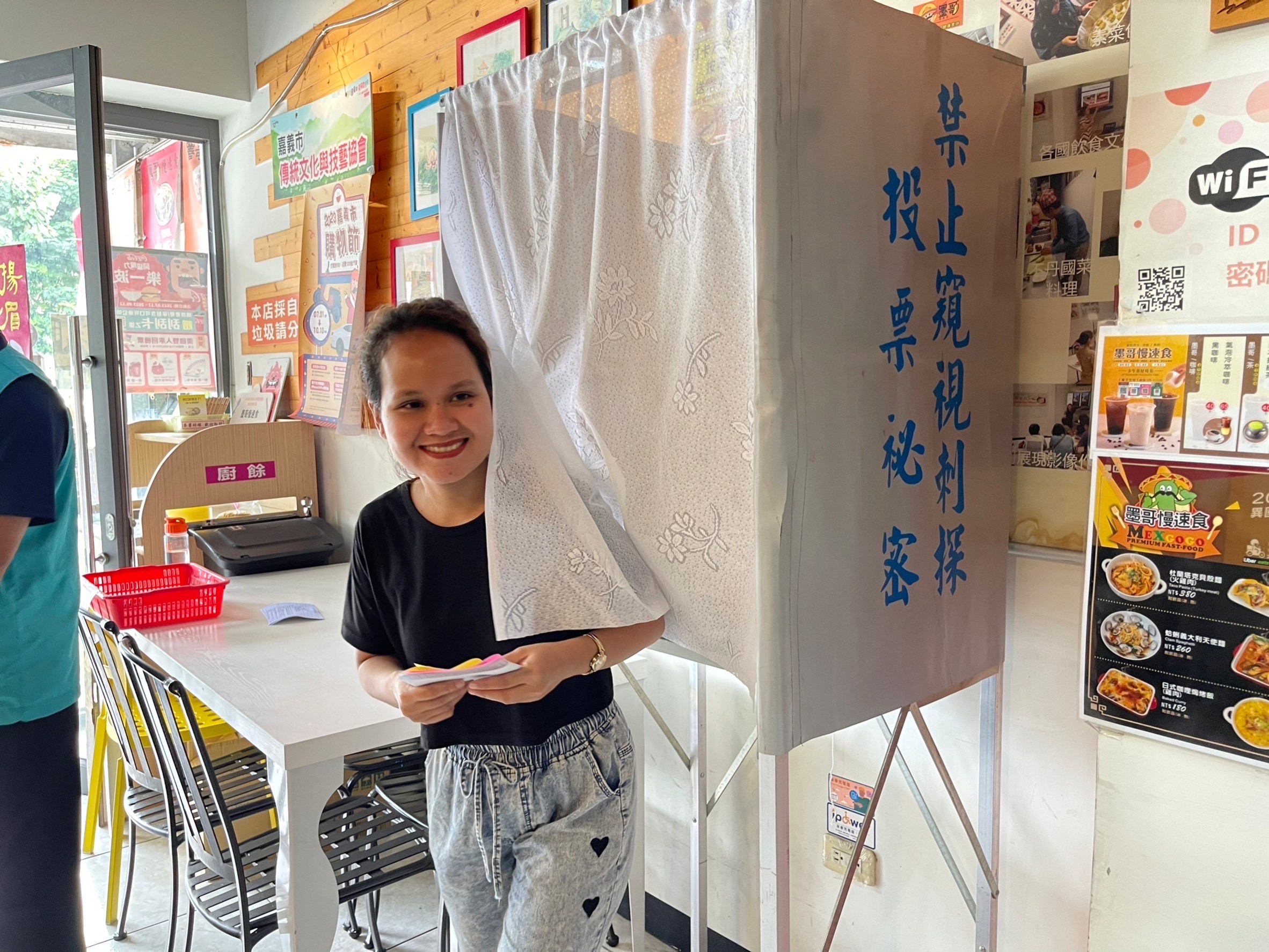 印尼新住民SRI開心地完成模擬圈選。（移民署嘉義市服務站提供）