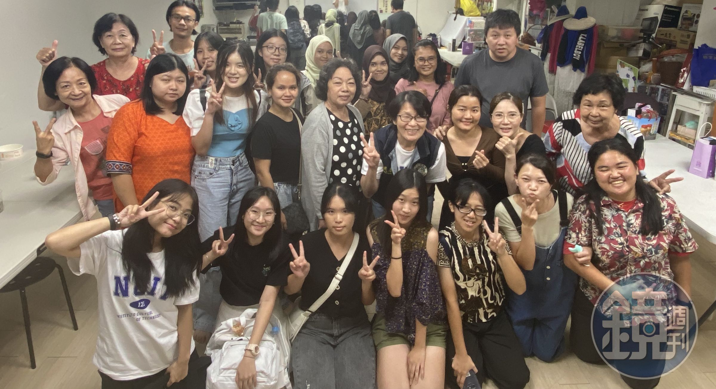 參與民眾一起合影。(移民署嘉義市服務站提供)
