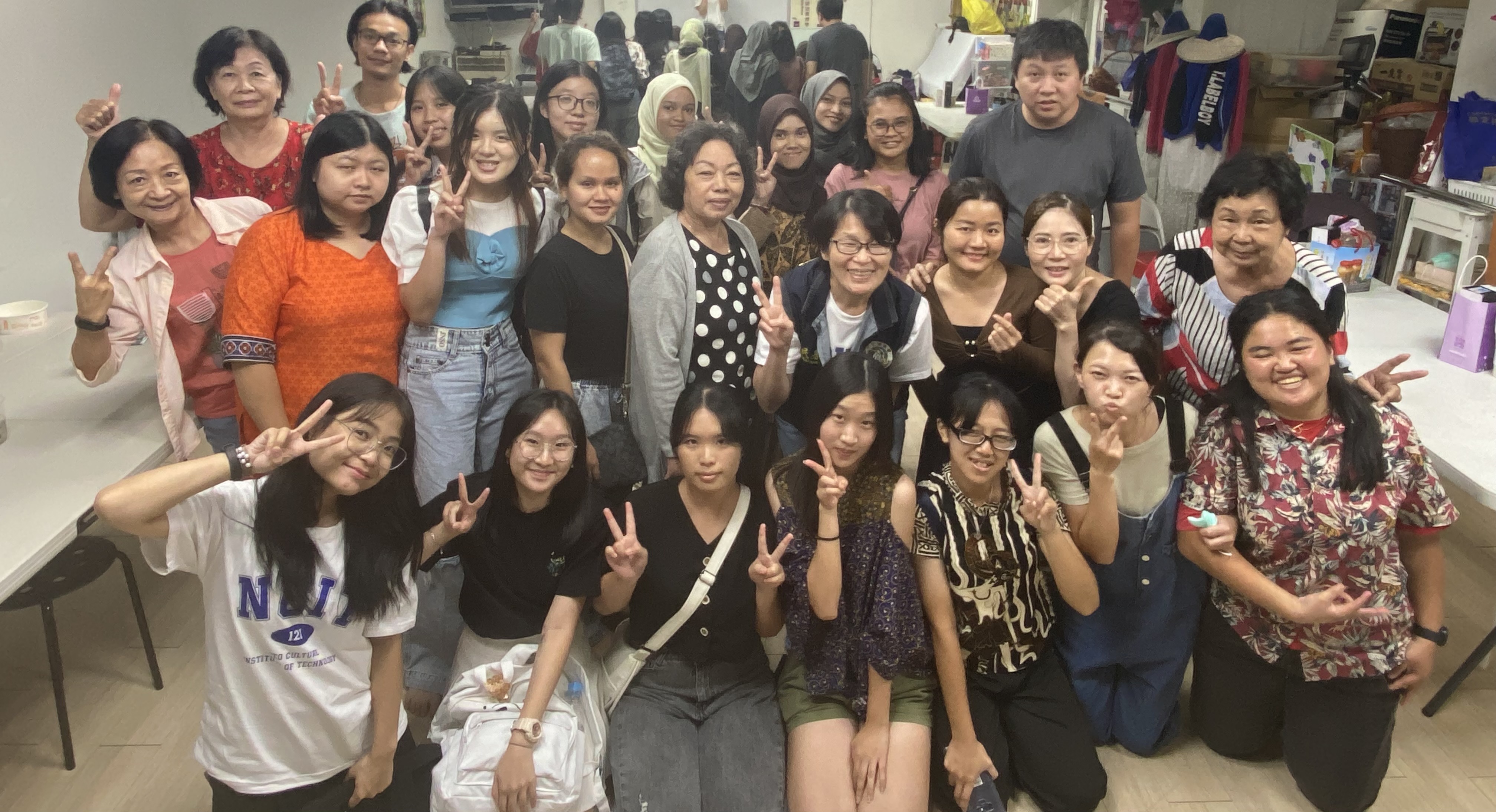 參與民眾一起合影。（移民署嘉義市服務站提供）