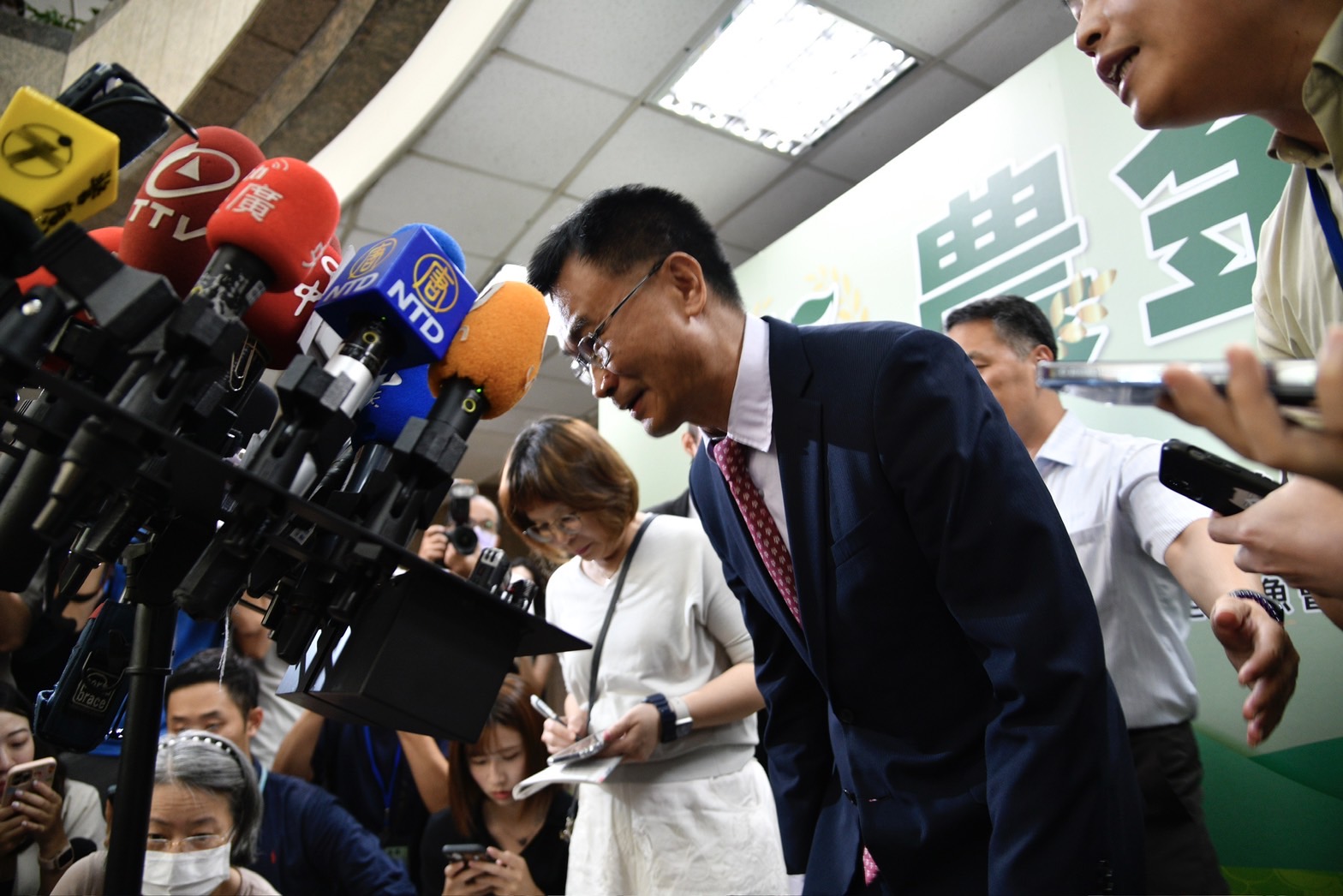 陳吉仲即將辭去農業部長一職，藍營酸他「溜之大吉」、躲避監督，綠營則反控自打嘴巴。