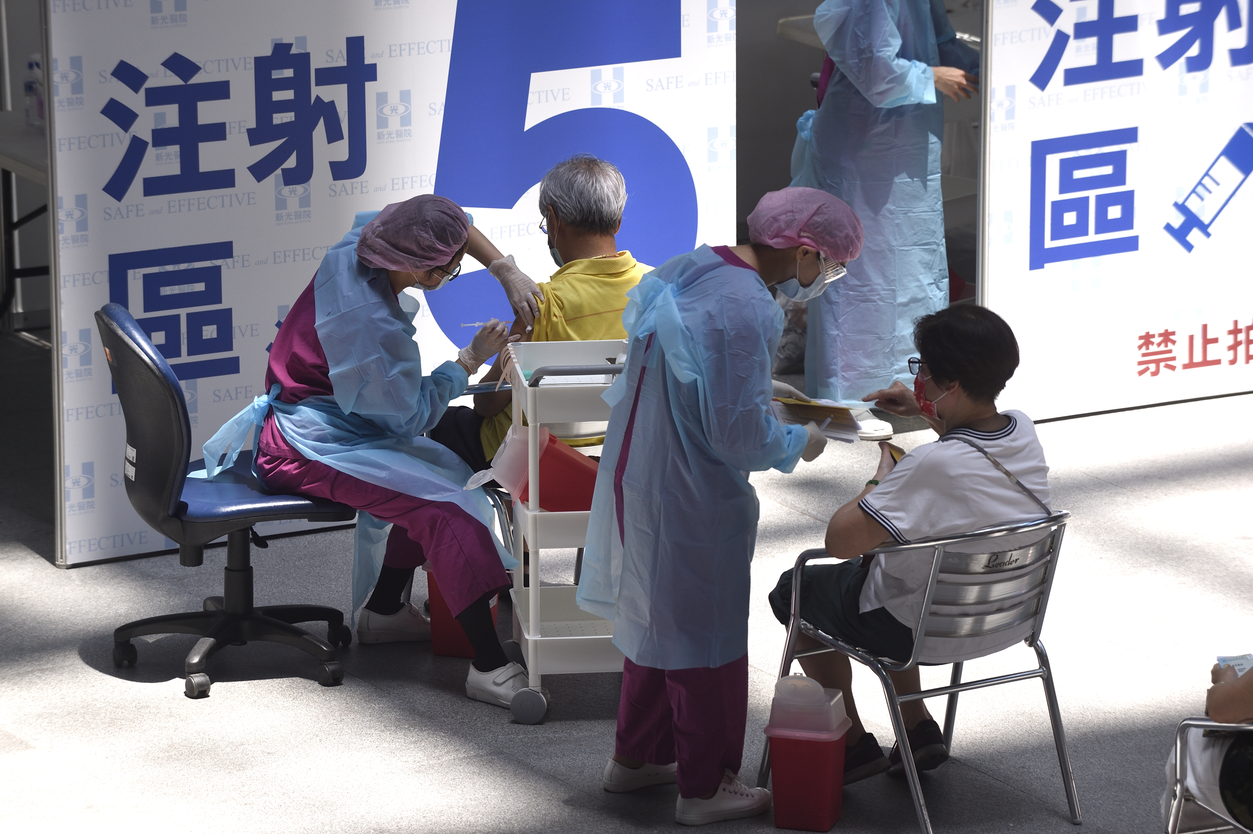 疾管署今宣布，9月26日起優先開放65歲以上民眾接種莫德納XBB.1.5疫苗。（示意圖，本刊資料照）