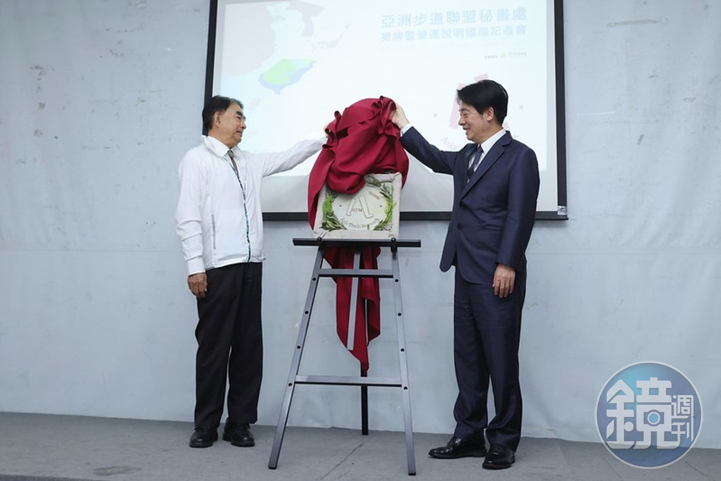 賴清德與千里步道協會理事長張長義共同進行揭牌儀式。(總統府提供)