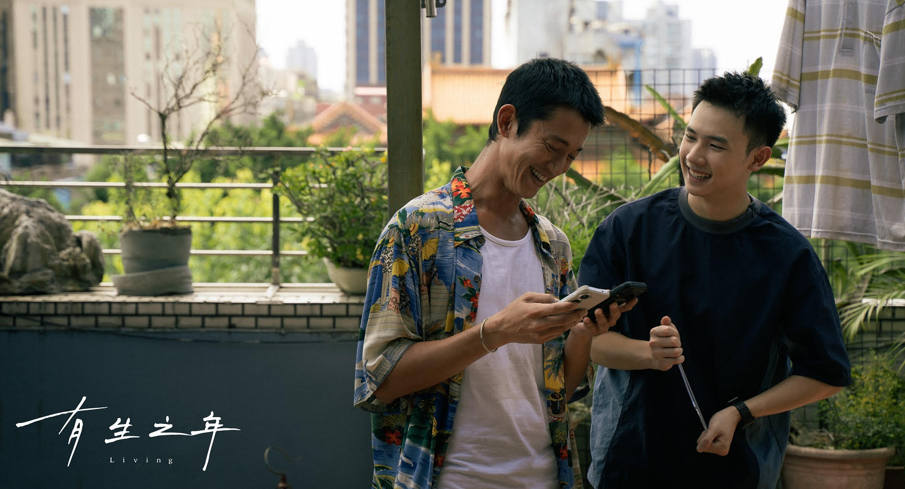《有生之年》首播當日登上Netflix排行榜冠軍，圖為吳慷仁、謝展榮。（TVBS提供）