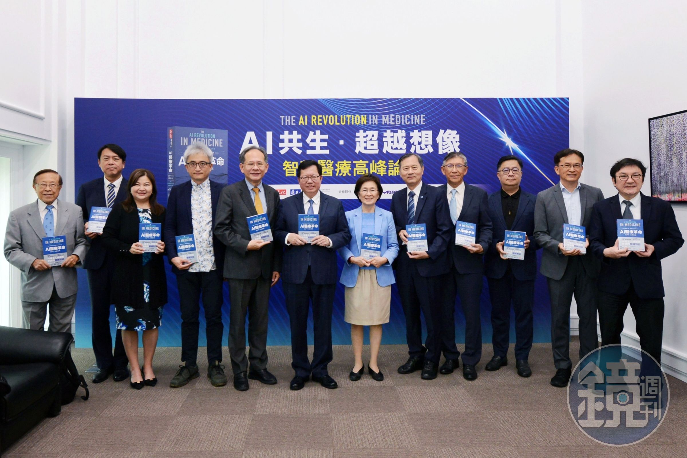 鄭文燦出席「AI共生.超越想像」智慧醫療高峰論壇,會前受訪談到陳吉仲。(行政院提供)